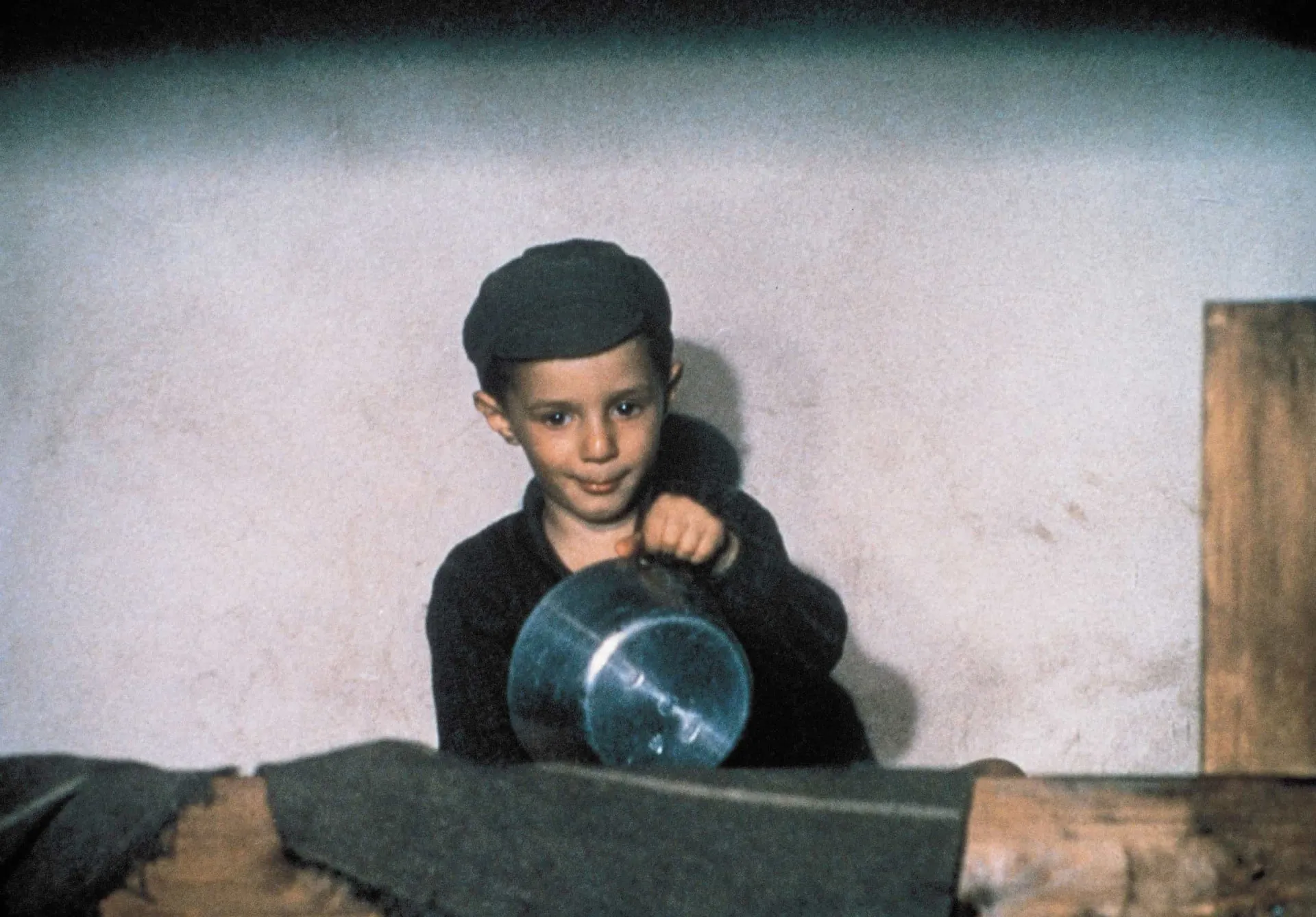 Roberto Benigni como Guido, sorrindo e carregando seu filho nos ombros em 'A Vida É Bela'.