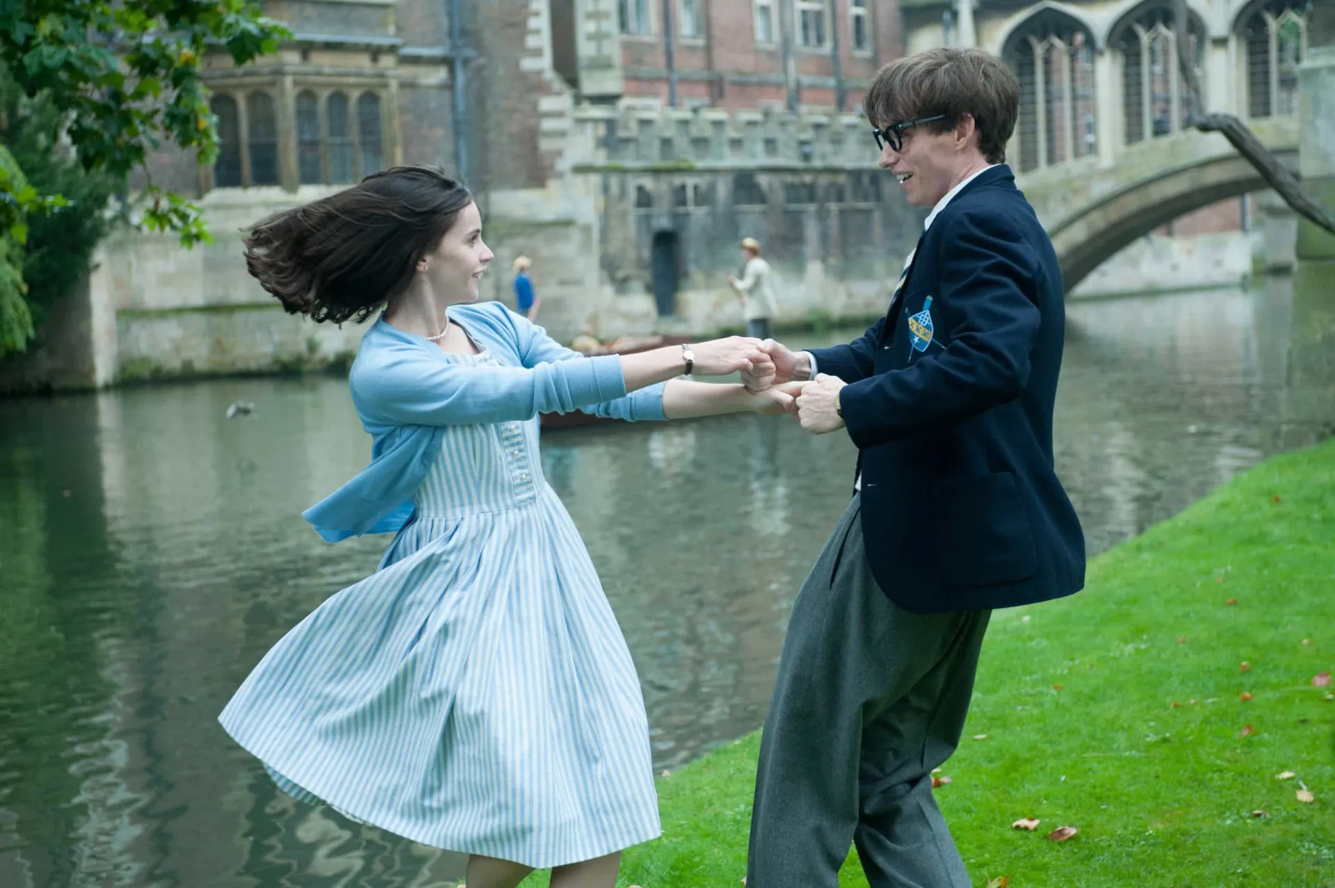 Eddie Redmayne como Stephen Hawking no filme 'A Teoria de Tudo', olhando para cima com expressão determinada.