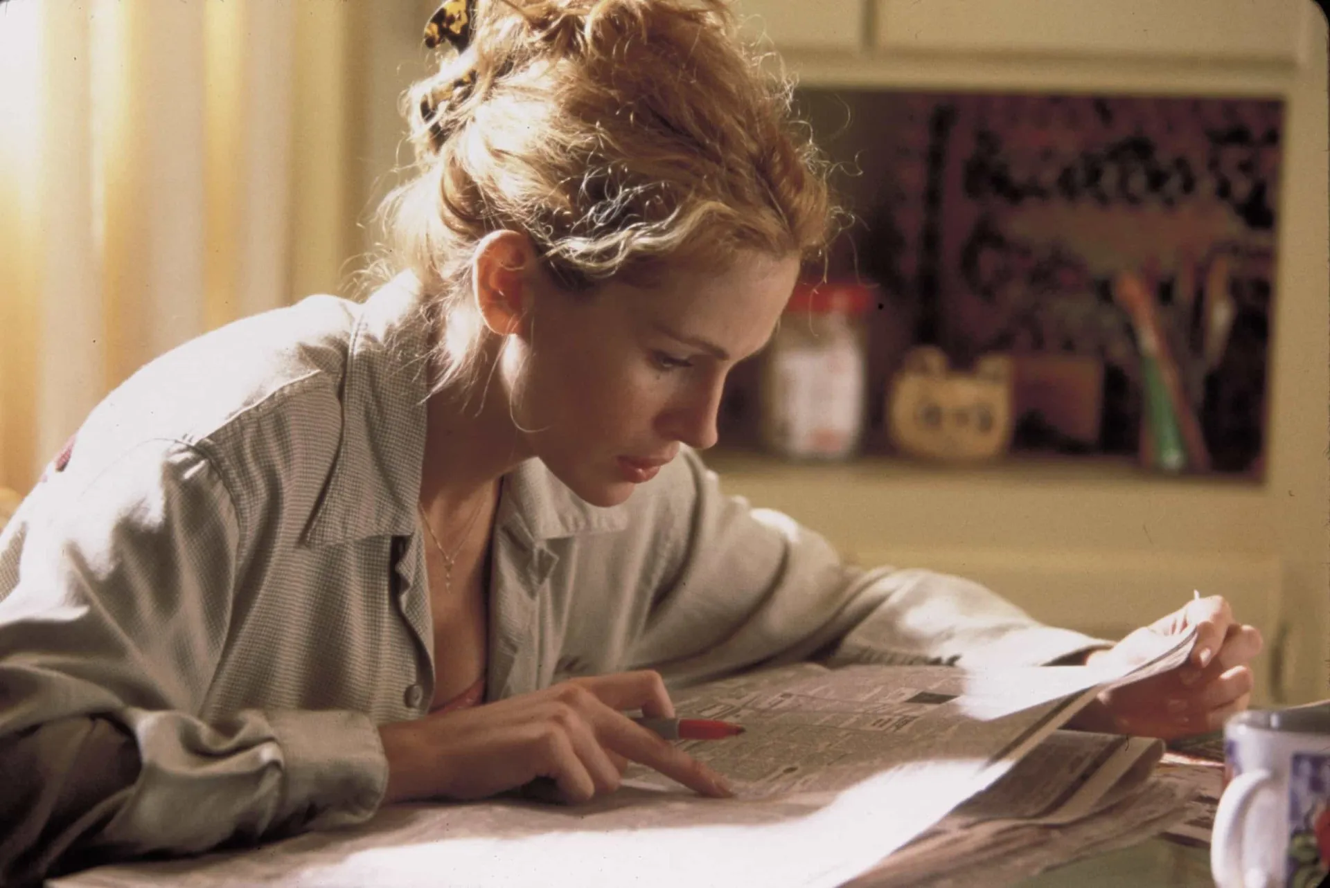 Julia Roberts no papel de Erin Brockovich, com uma postura confiante e determinada.
