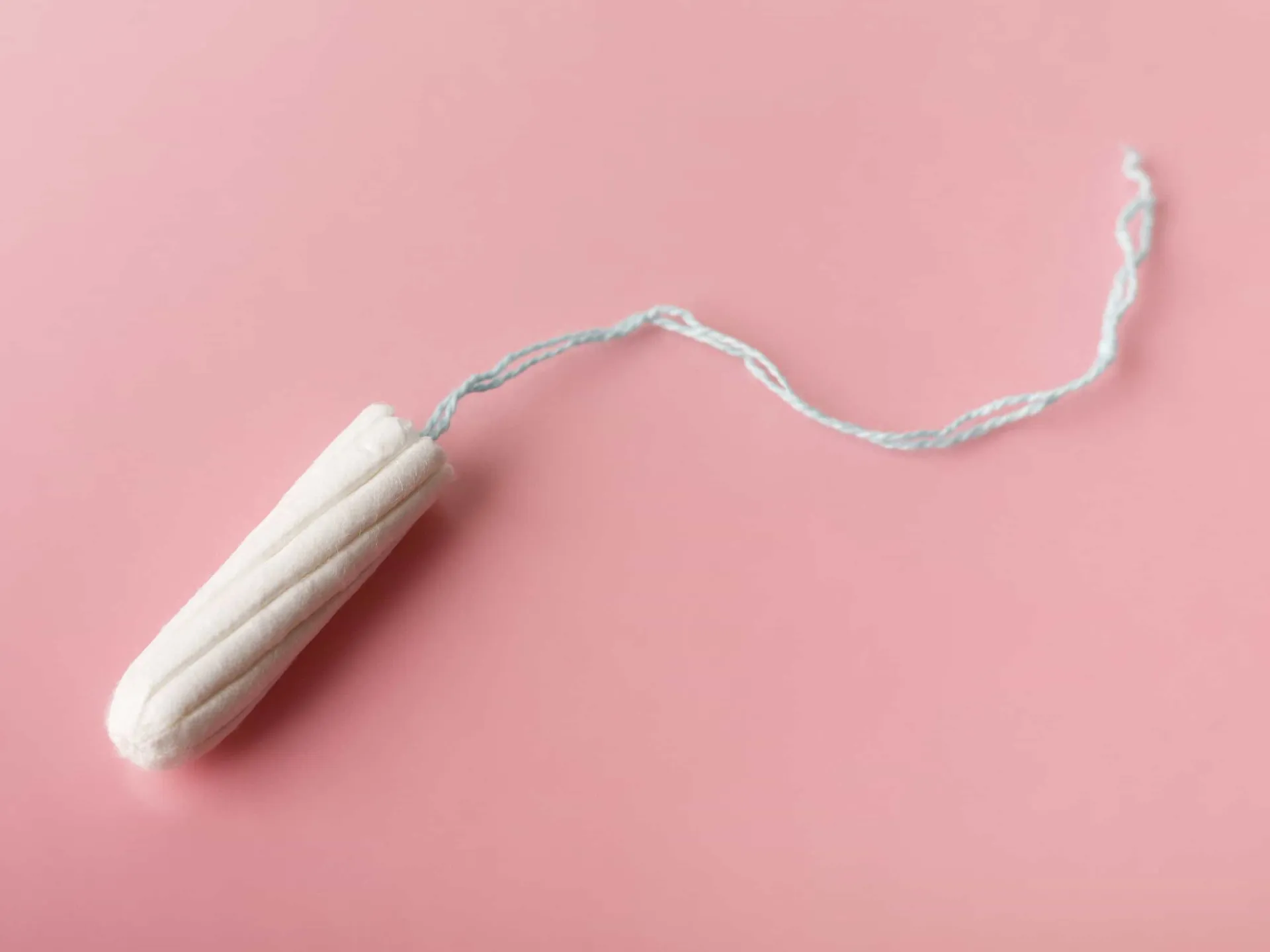 Caixa de absorventes internos, com foco na importância da troca frequente para evitar a síndrome do choque tóxico.
