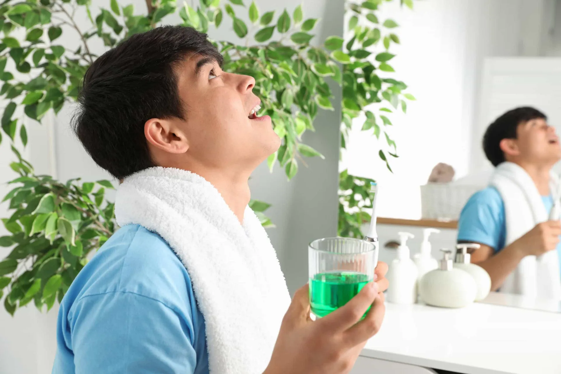Pessoa usando enxaguante bucal, com um aviso sobre o uso excessivo do produto.