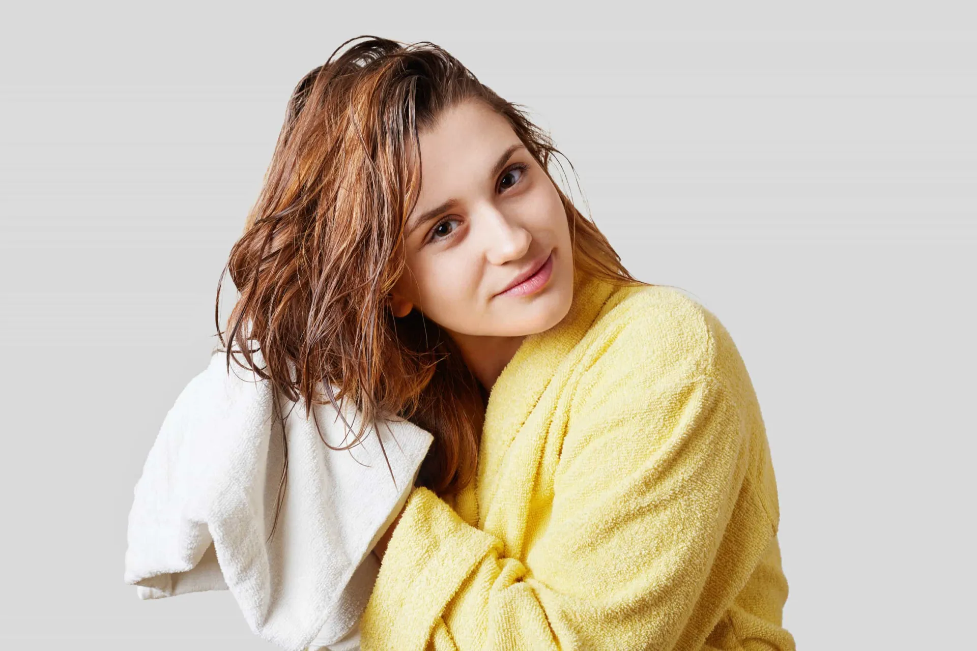 Cabelo de uma pessoa com aparência oleosa e suja, necessitando de lavagem.