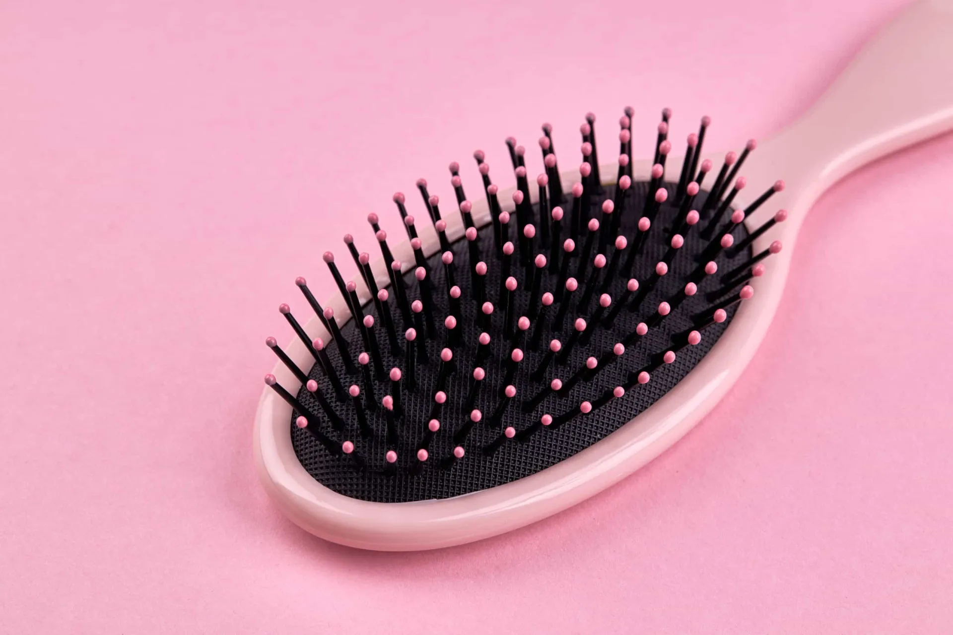 Duas pessoas compartilhando uma escova de cabelo, o que pode levar à propagação de piolhos.