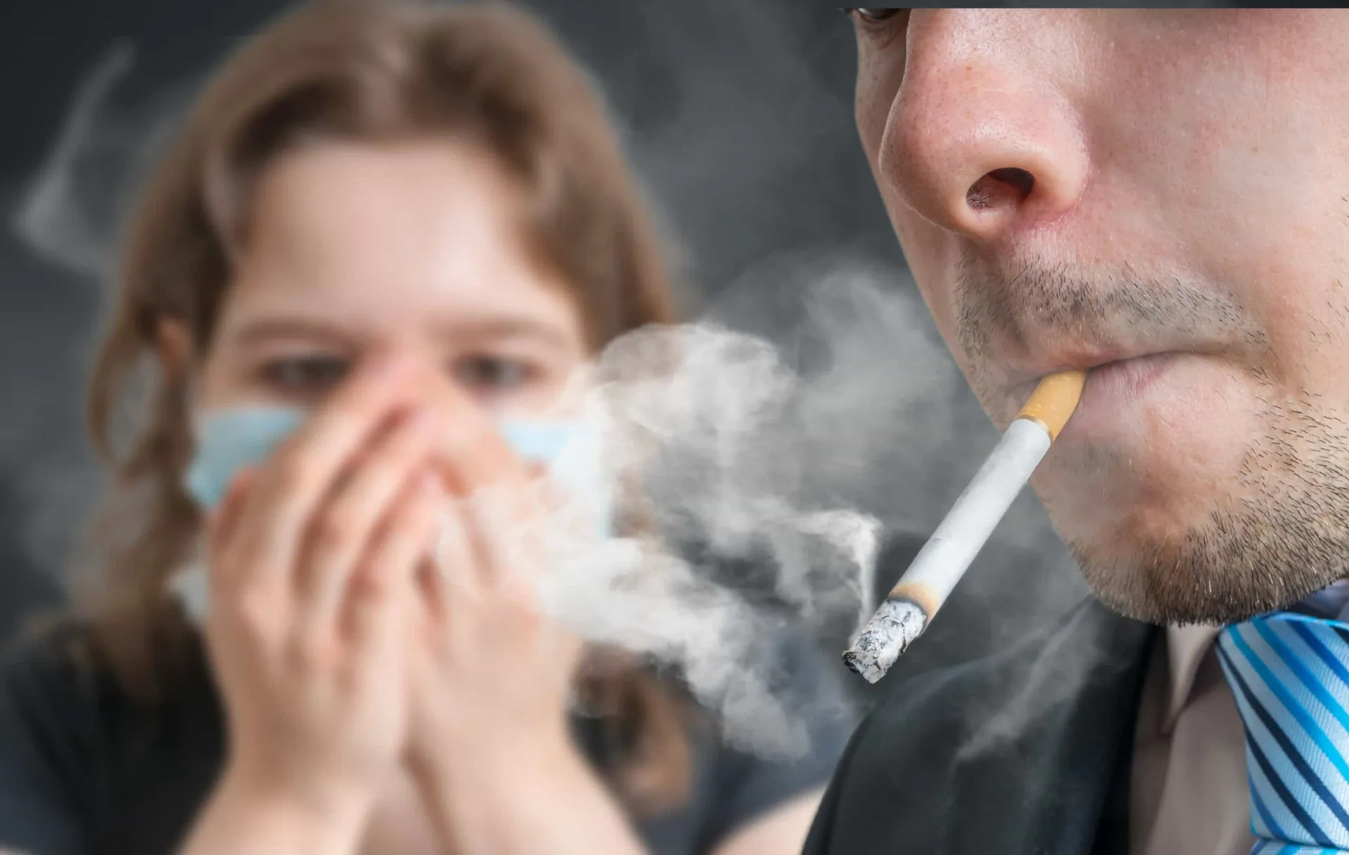 Homem fumando um cigarro, com a fumaça se espalhando ao seu redor.