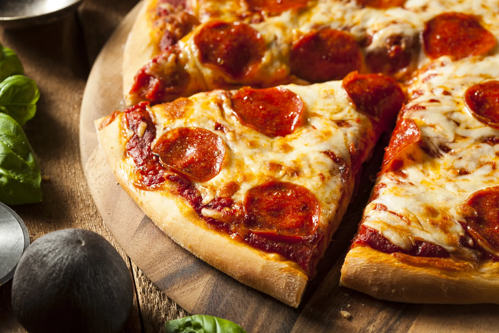 Pizza de pepperoni, com fatias de salame picante cobrindo toda a superfície.