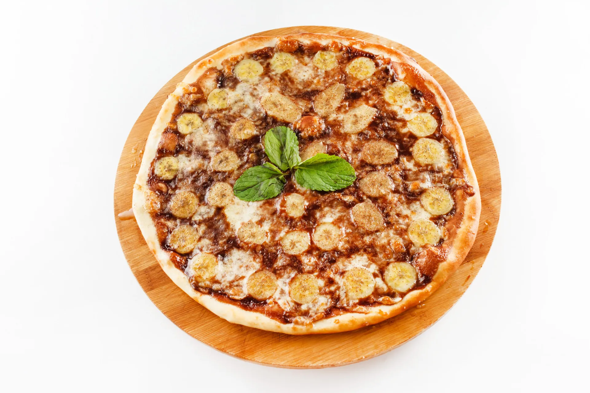 Pizza com uma cobertura inusitada de banana fatiada, presunto e curry em pó.