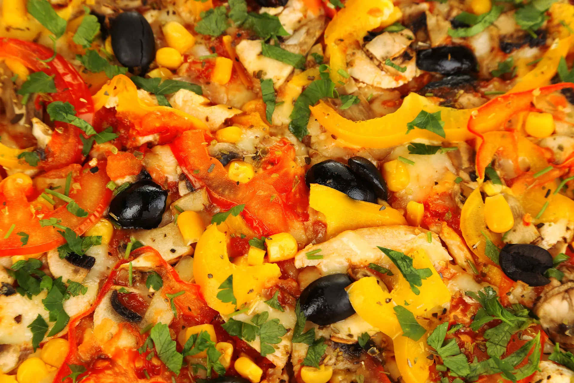 Fatia de pizza com uma combinação estranha de ingredientes, como frango e milho.