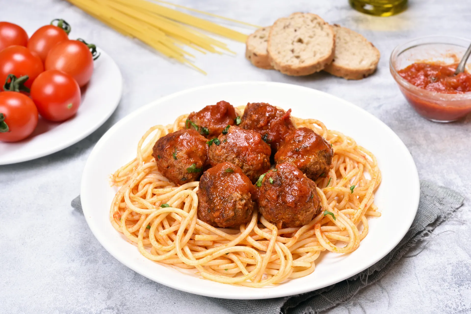 Prato de espaguete coberto com molho de tomate e grandes almôndegas.