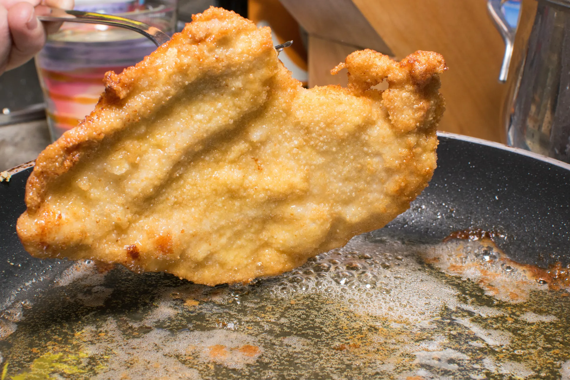 Bife de vitela à milanesa, fino e dourado, servido com limão.