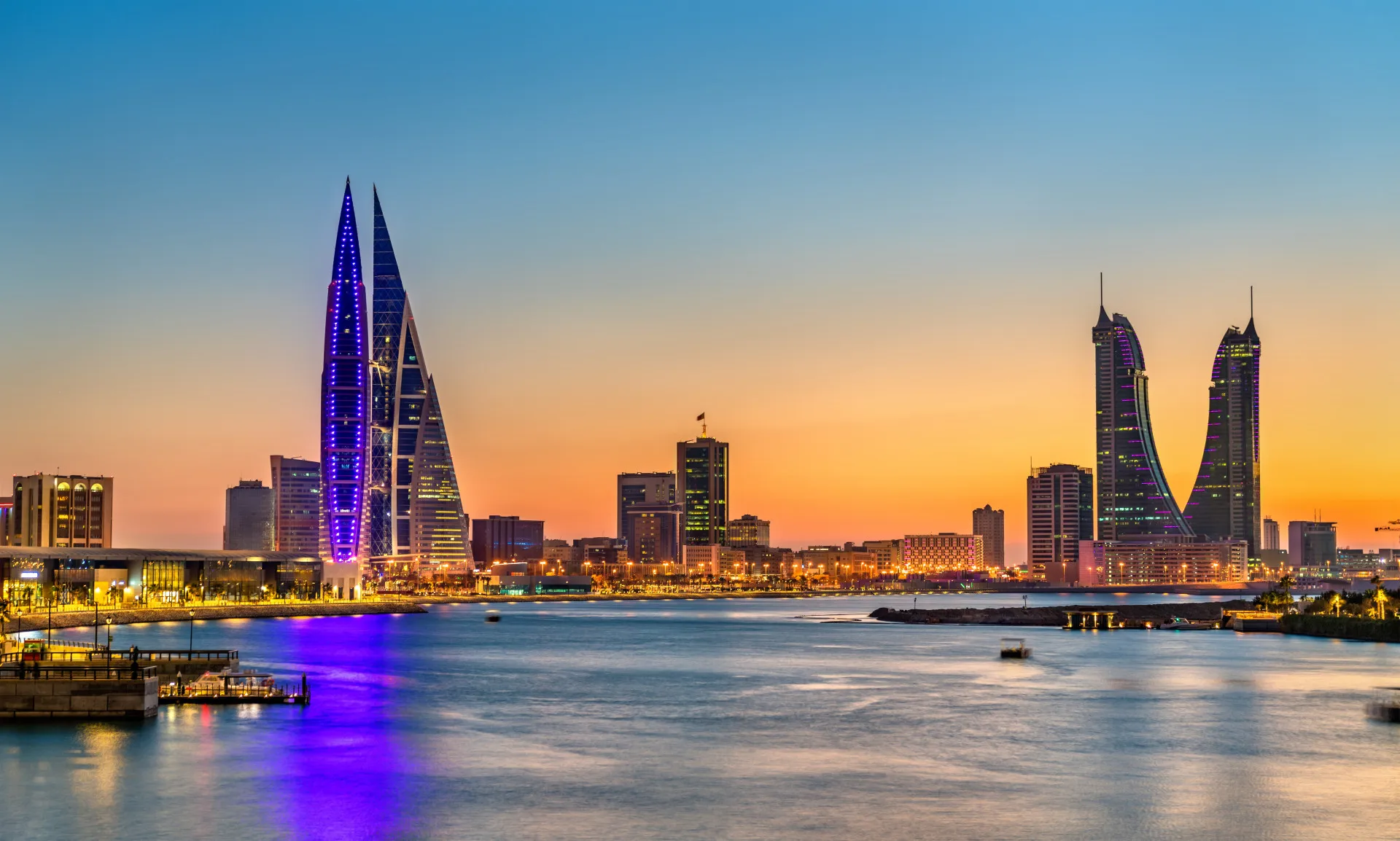 Skyline moderno de Manama, a capital do Bahrein, com arranha-céus impressionantes.