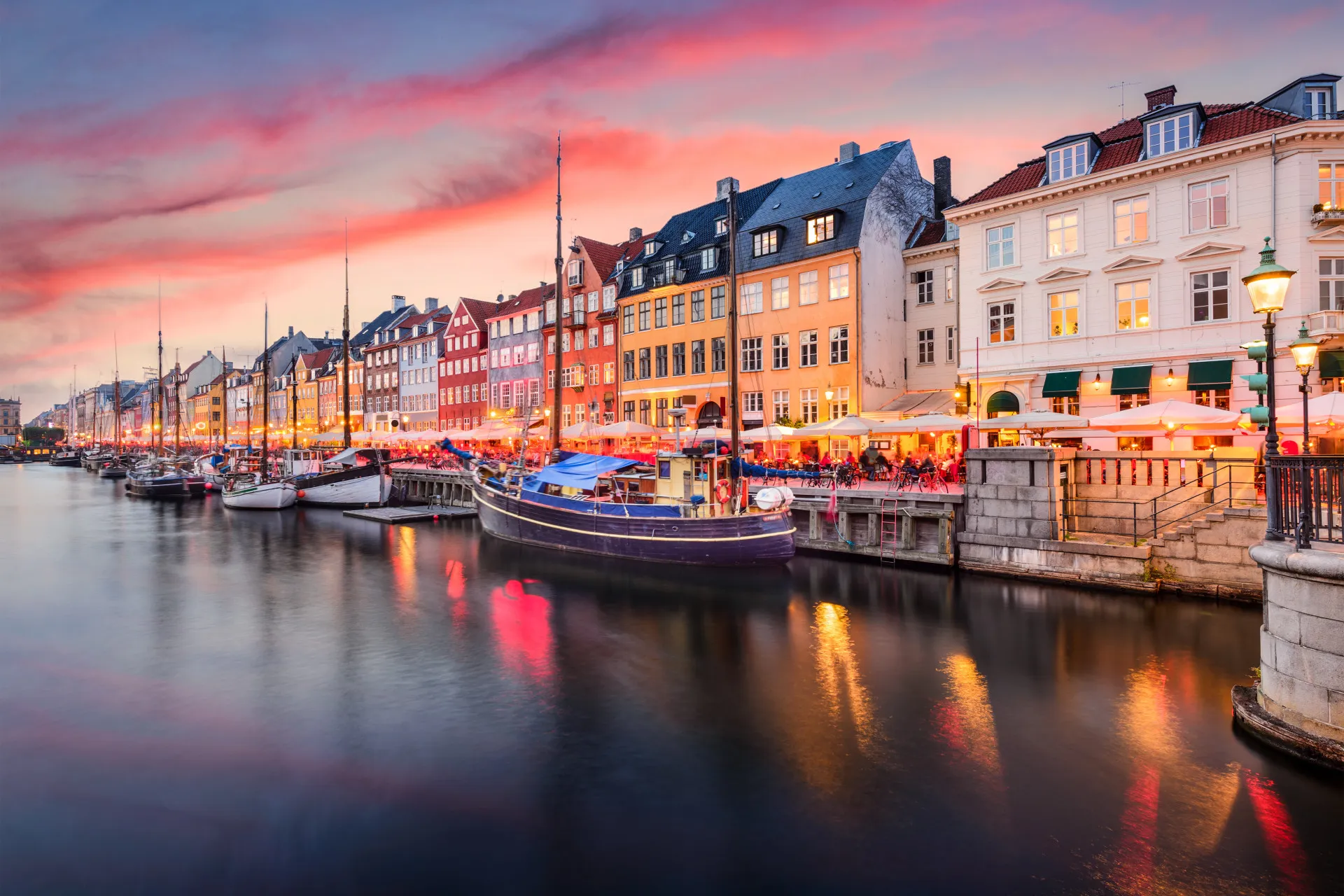 Vista do canal Nyhavn em Copenhague, com suas icônicas casas coloridas.