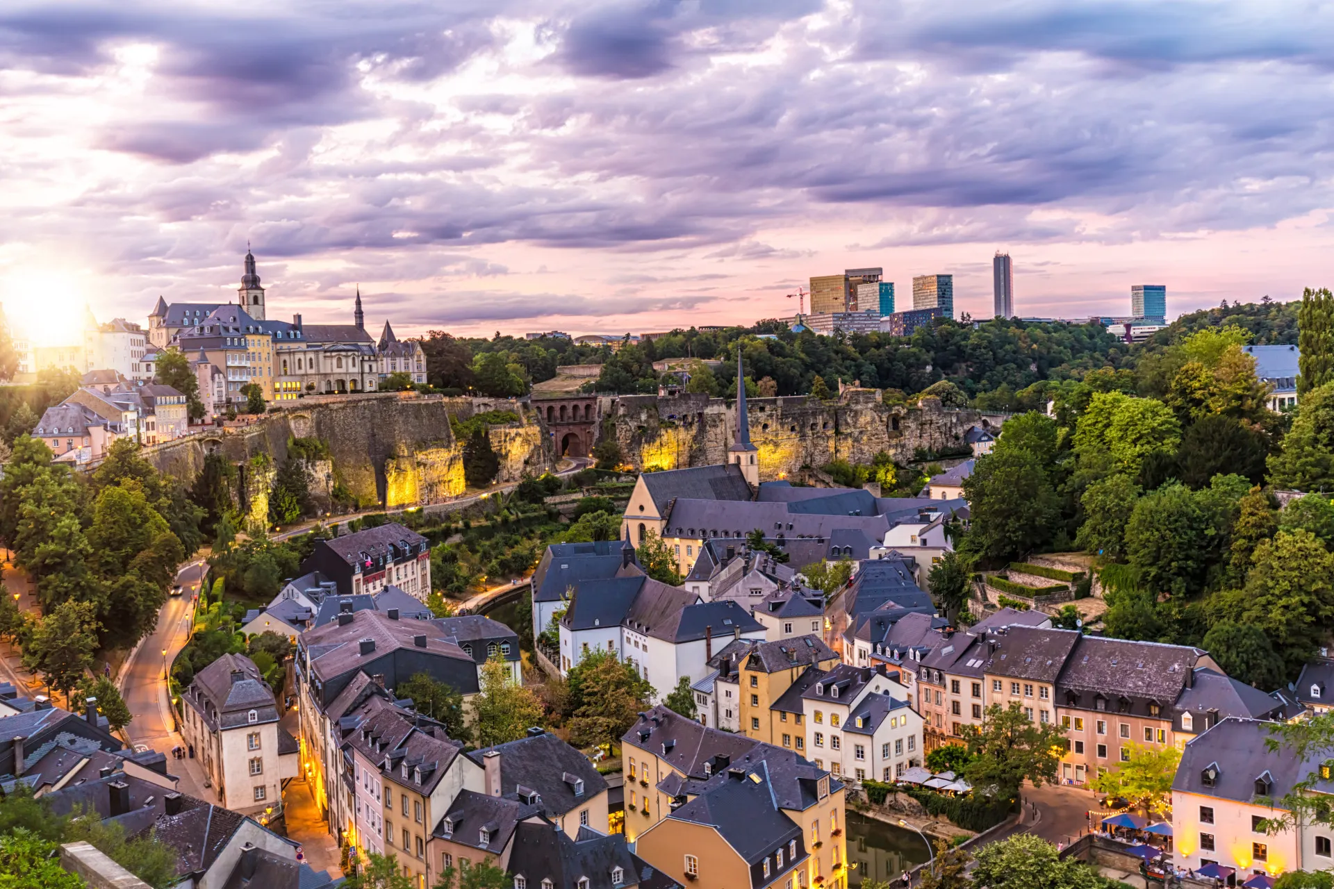 Vista do bairro de Grund, na Cidade de Luxemburgo, com suas fortificações históricas.