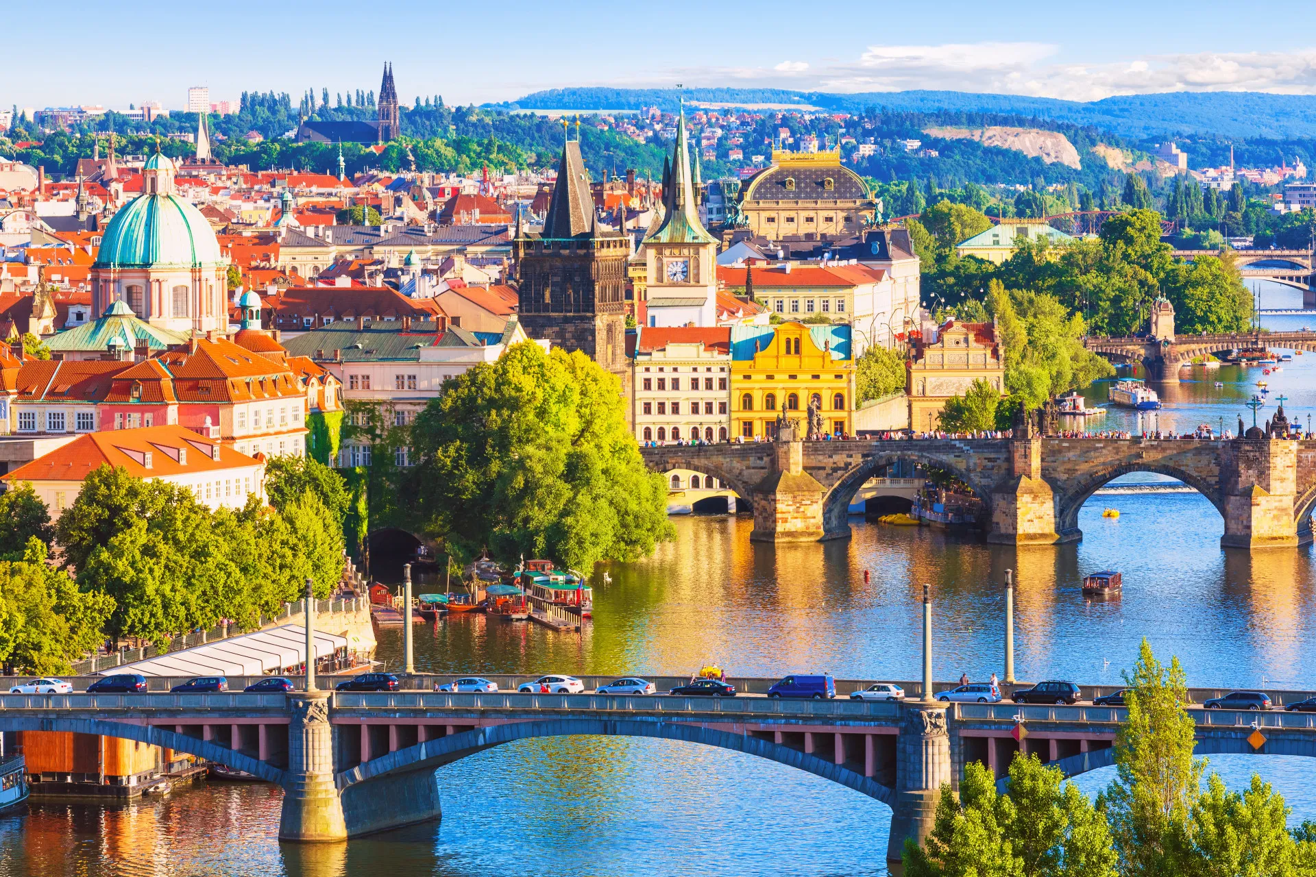 A Ponte Carlos e o Castelo de Praga ao amanhecer, na República Tcheca.