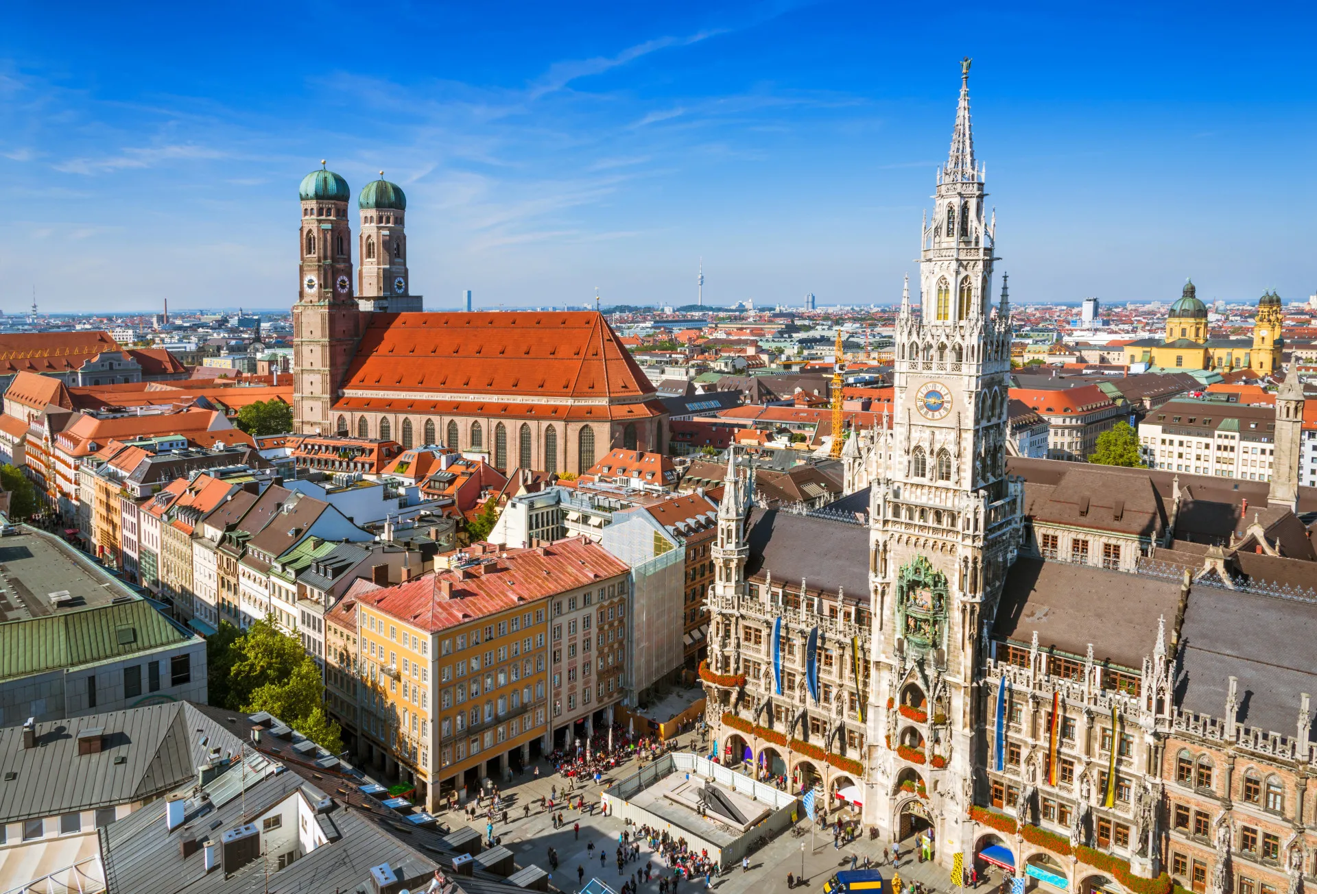 A Marienplatz, praça central de Munique, com a imponente prefeitura ao fundo.