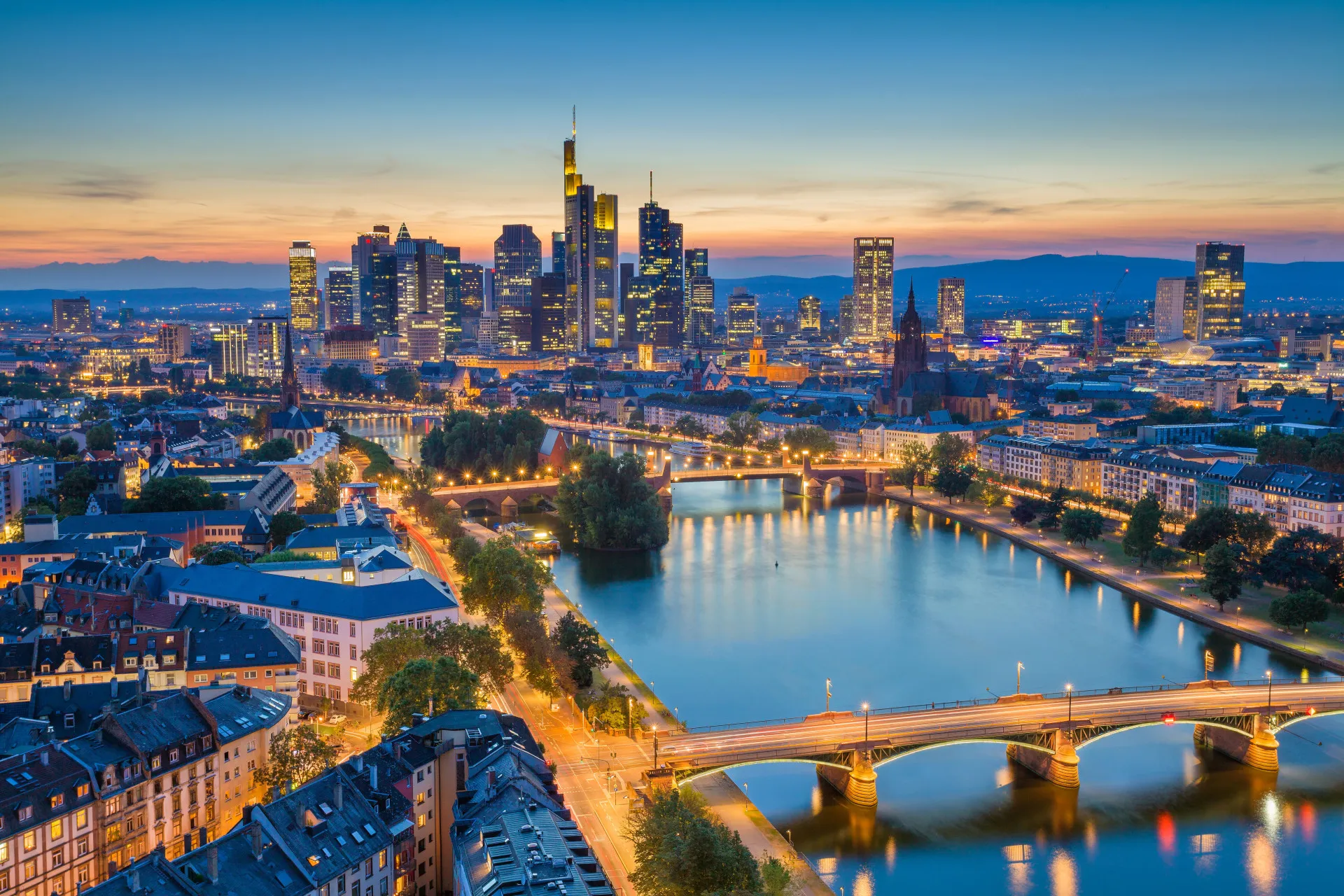Skyline de Frankfurt, Alemanha, com seus modernos arranha-céus à beira do rio Meno.