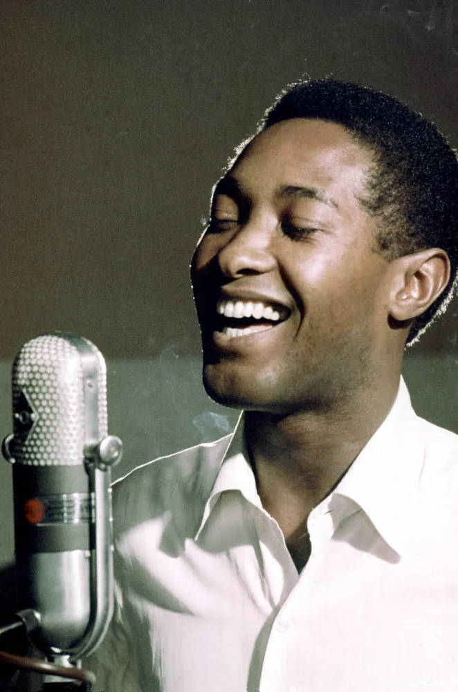 O cantor de soul Sam Cooke em uma foto clássica em preto e branco.