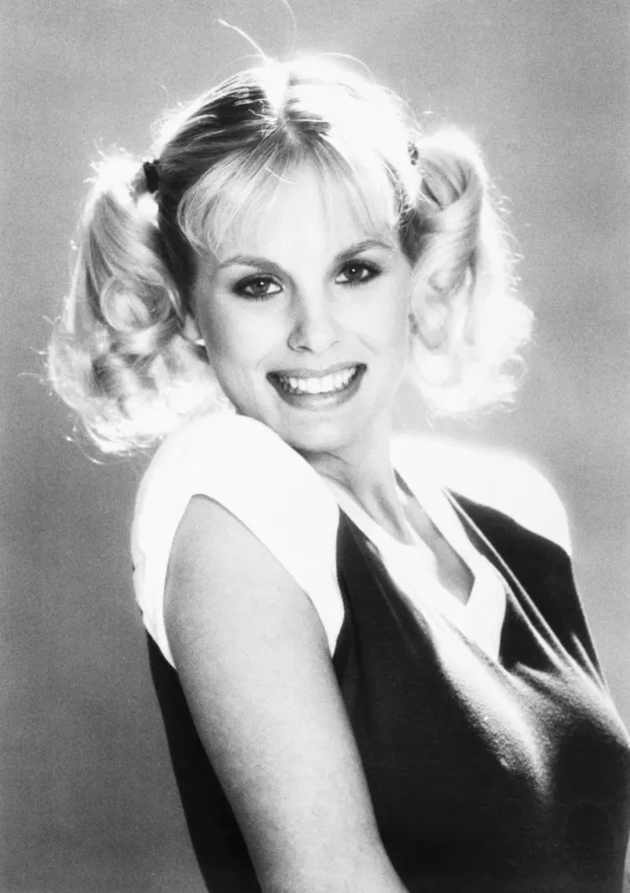 A modelo e atriz Dorothy Stratten, Playmate da Playboy, sorrindo.