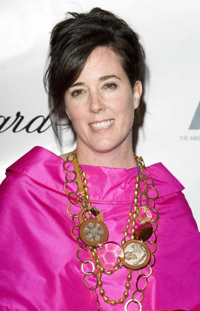 A estilista Kate Spade sorrindo em um evento.