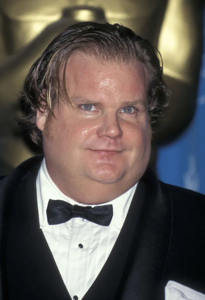 O comediante Chris Farley com uma expressão engraçada no rosto.