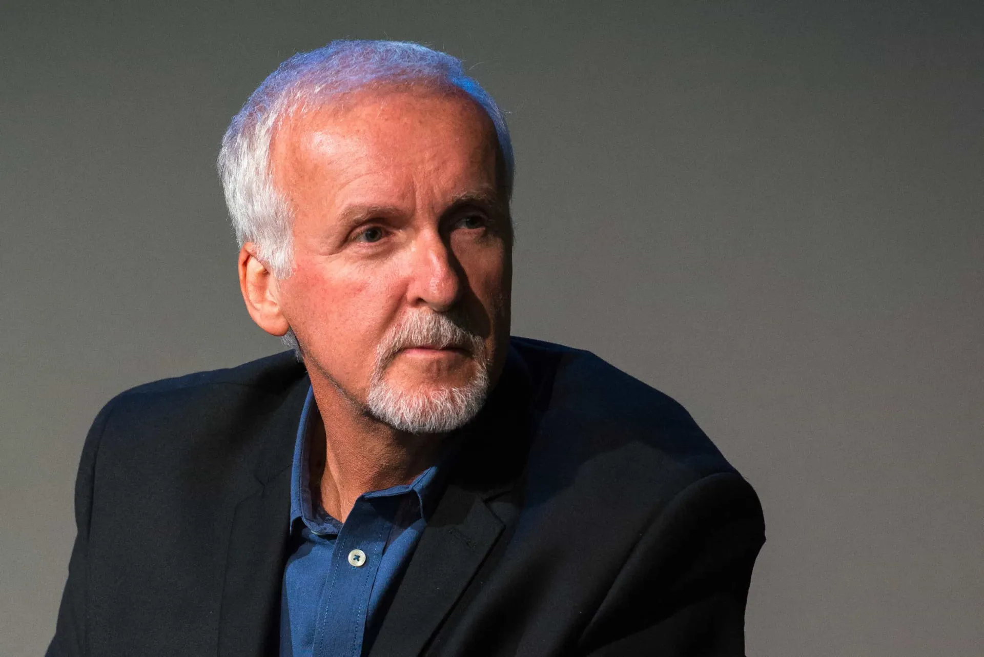 O diretor James Cameron em um evento de premiação, com um semblante concentrado.