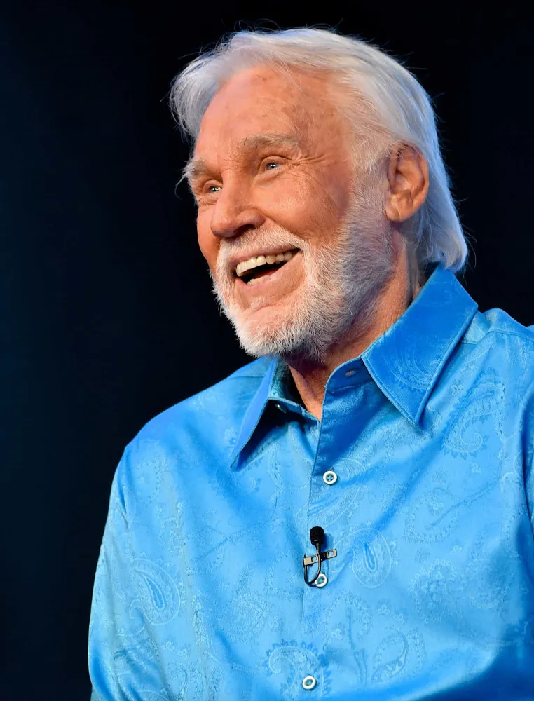 Kenny Rogers ao lado de sua última esposa, Wanda Miller, em um evento.