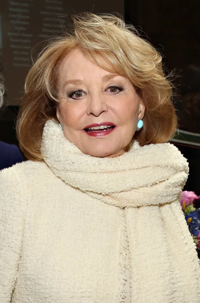 Barbara Walters sorrindo durante uma de suas famosas entrevistas.
