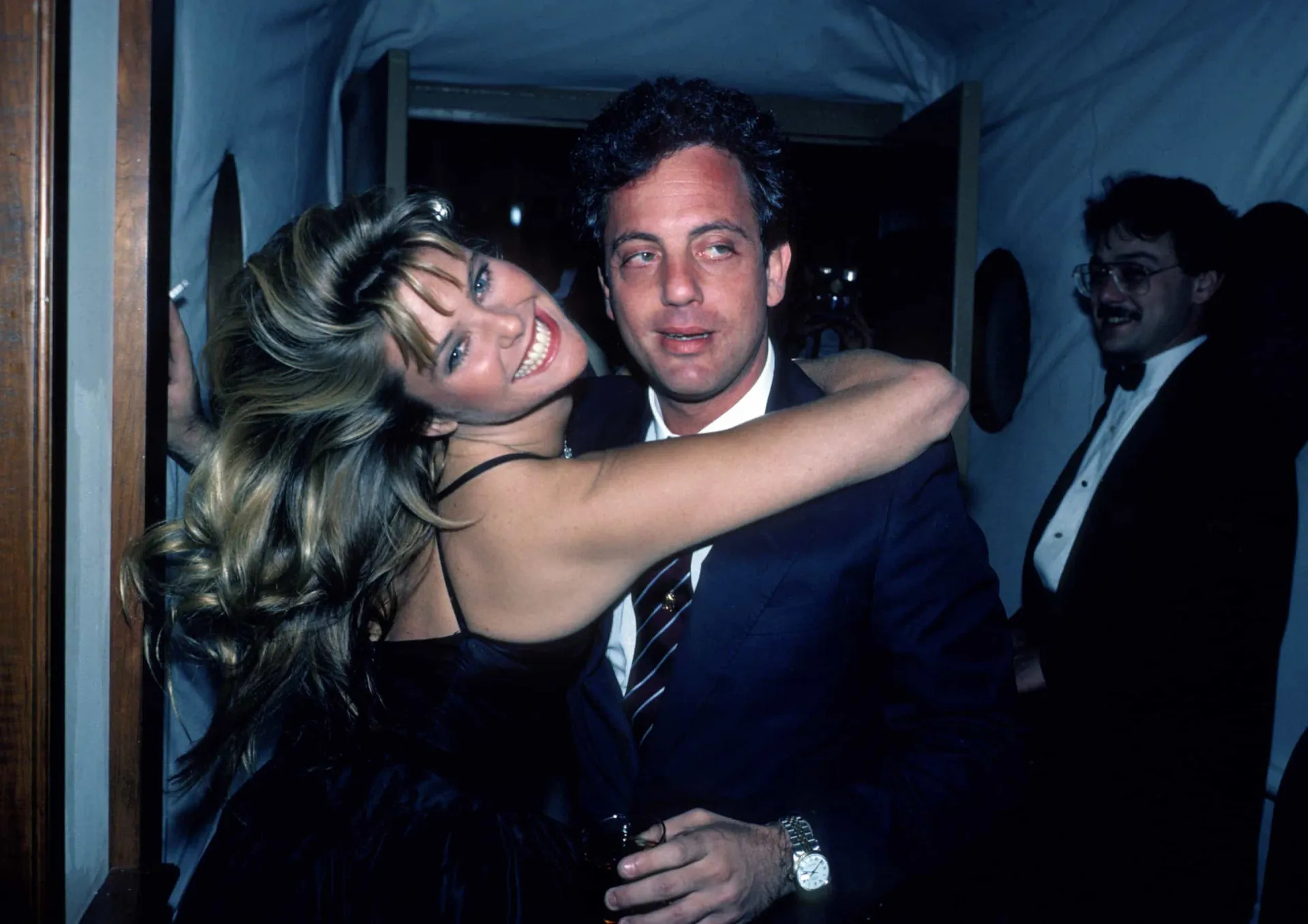 A supermodelo Christie Brinkley com seu sorriso radiante em um evento.