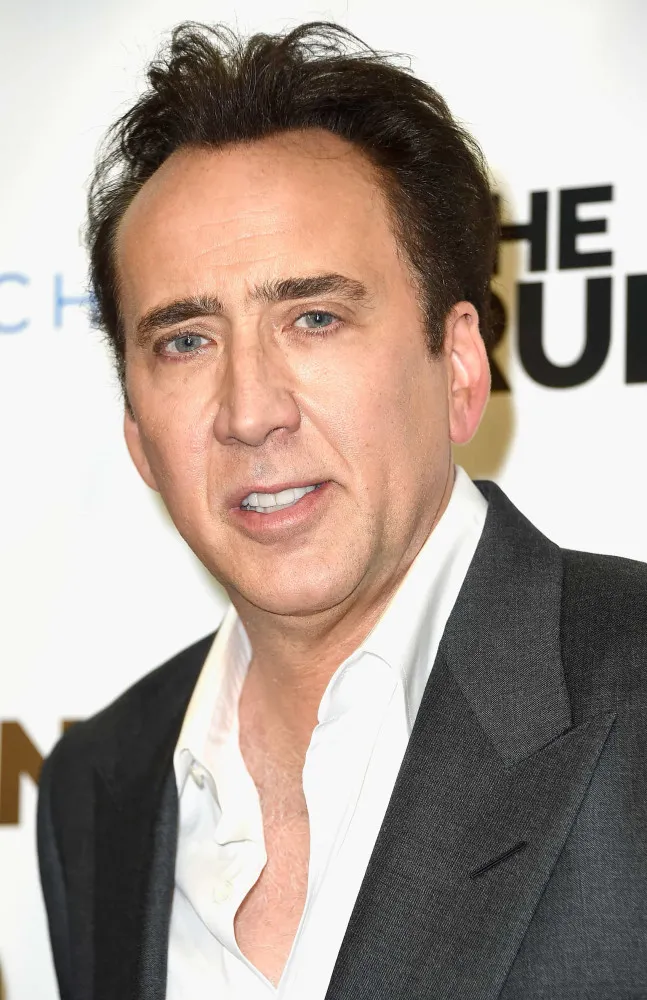 Nicolas Cage e sua atual esposa, Riko Shibata, posando juntos.
