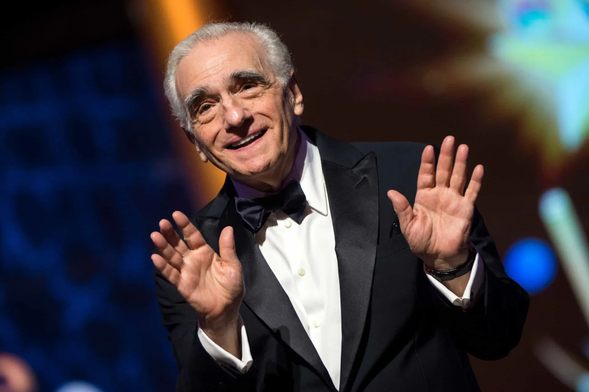 Martin Scorsese ao lado de sua atual esposa, Helen Morris, em um tapete vermelho.