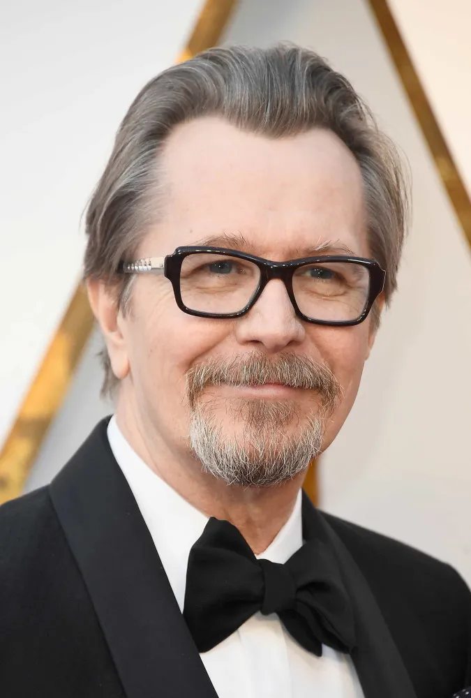 O ator britânico Gary Oldman posando para uma foto em um evento de gala.
