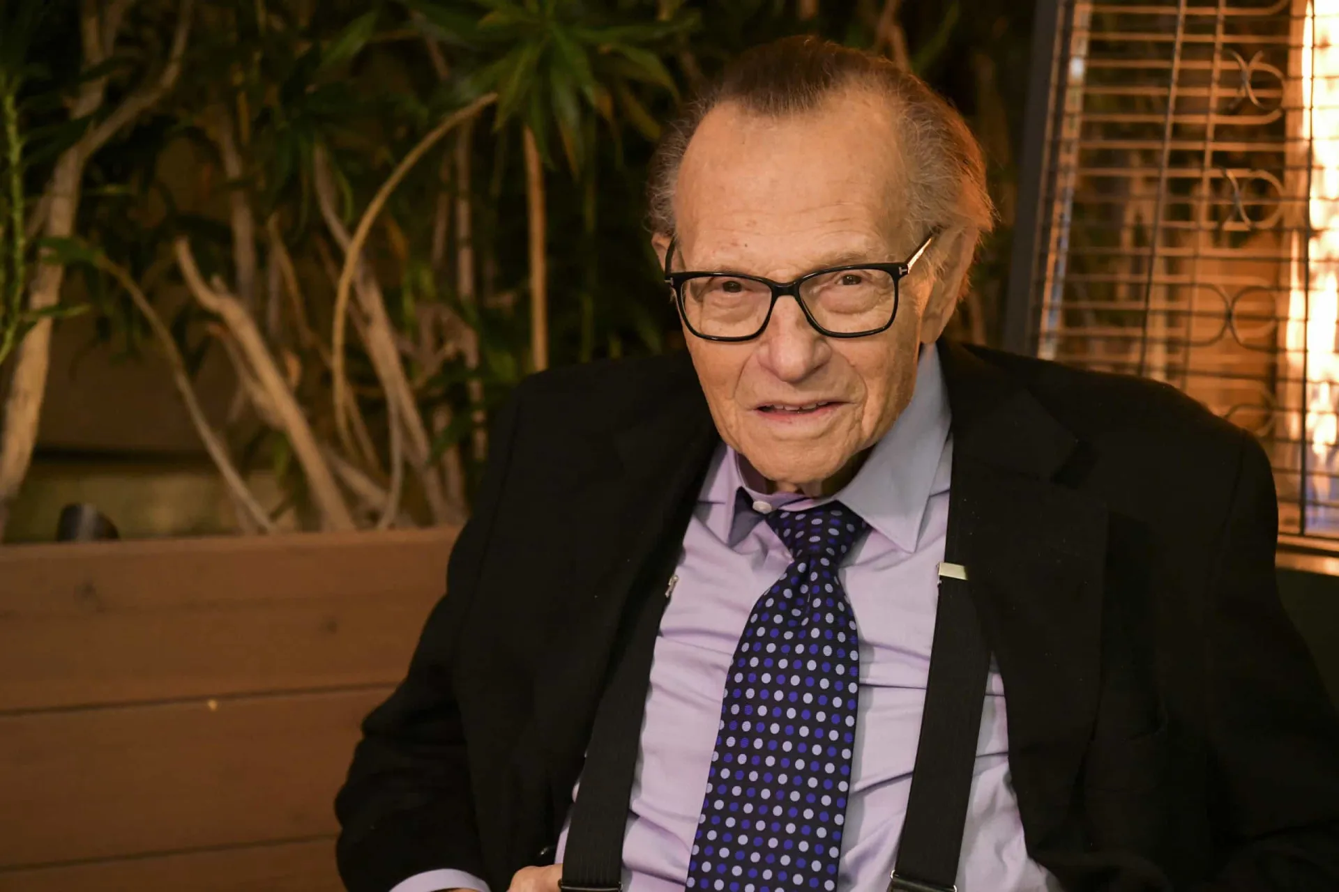 O icônico apresentador Larry King com seus suspensórios característicos.