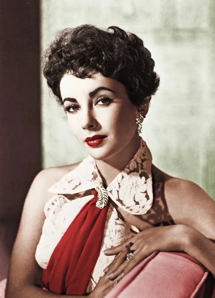 A atriz Elizabeth Taylor com um vestido de noiva e um olhar marcante.