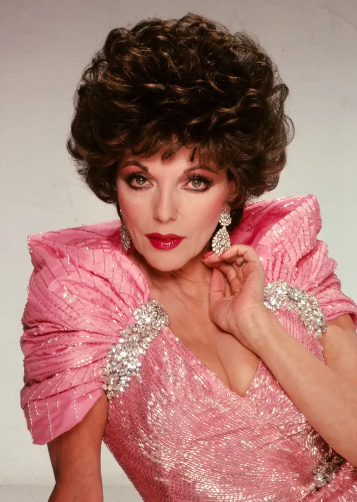 A atriz britânica Joan Collins, ícone de elegância, em um evento.