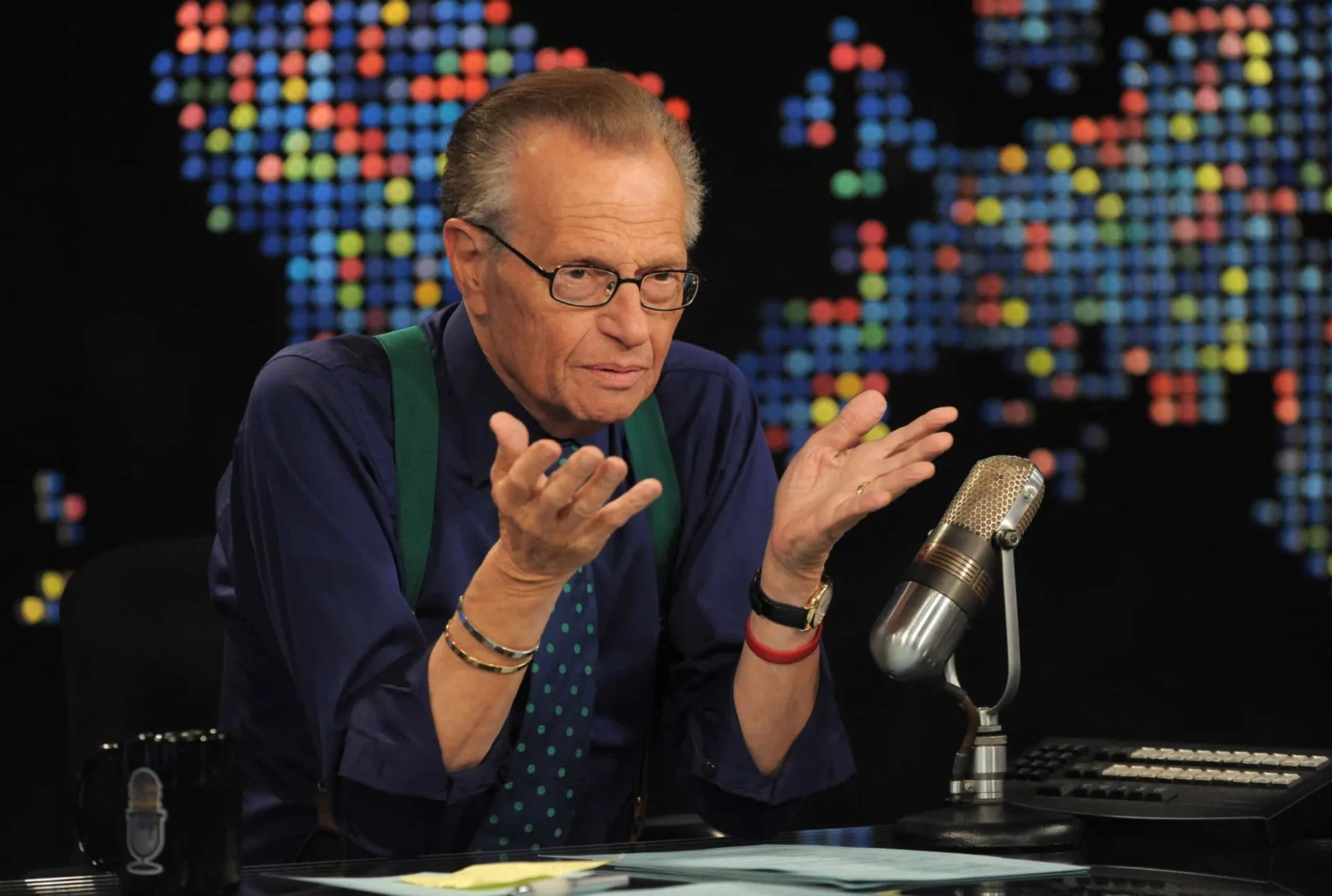 Larry King e sua última esposa, Shawn Southwick, em um tapete vermelho.