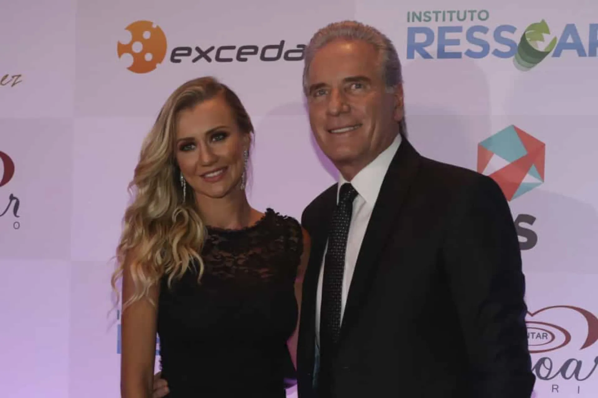O empresário Roberto Justus posando com sua esposa, Ana Paula Siebert.