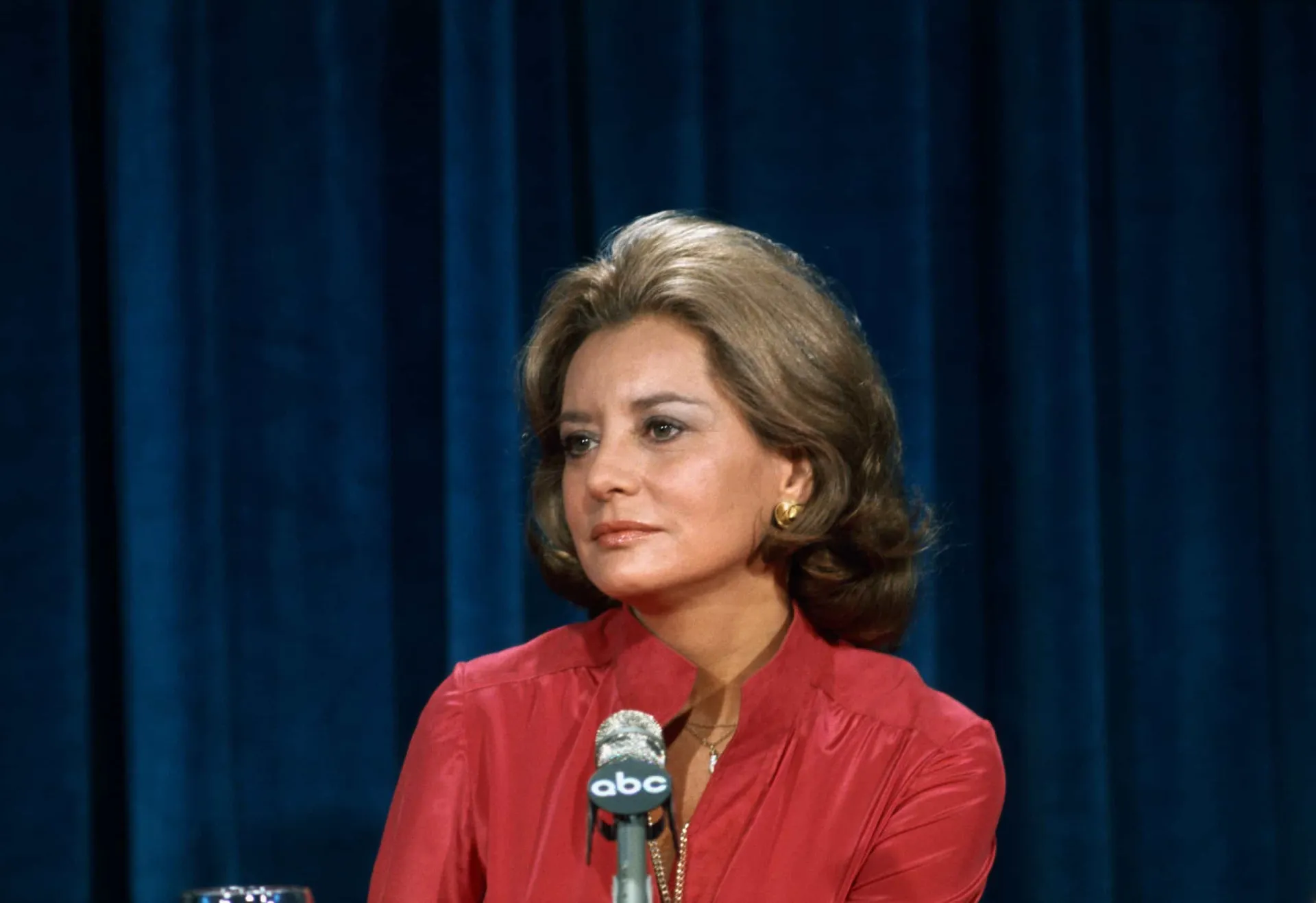 A renomada jornalista Barbara Walters em uma foto de estúdio.