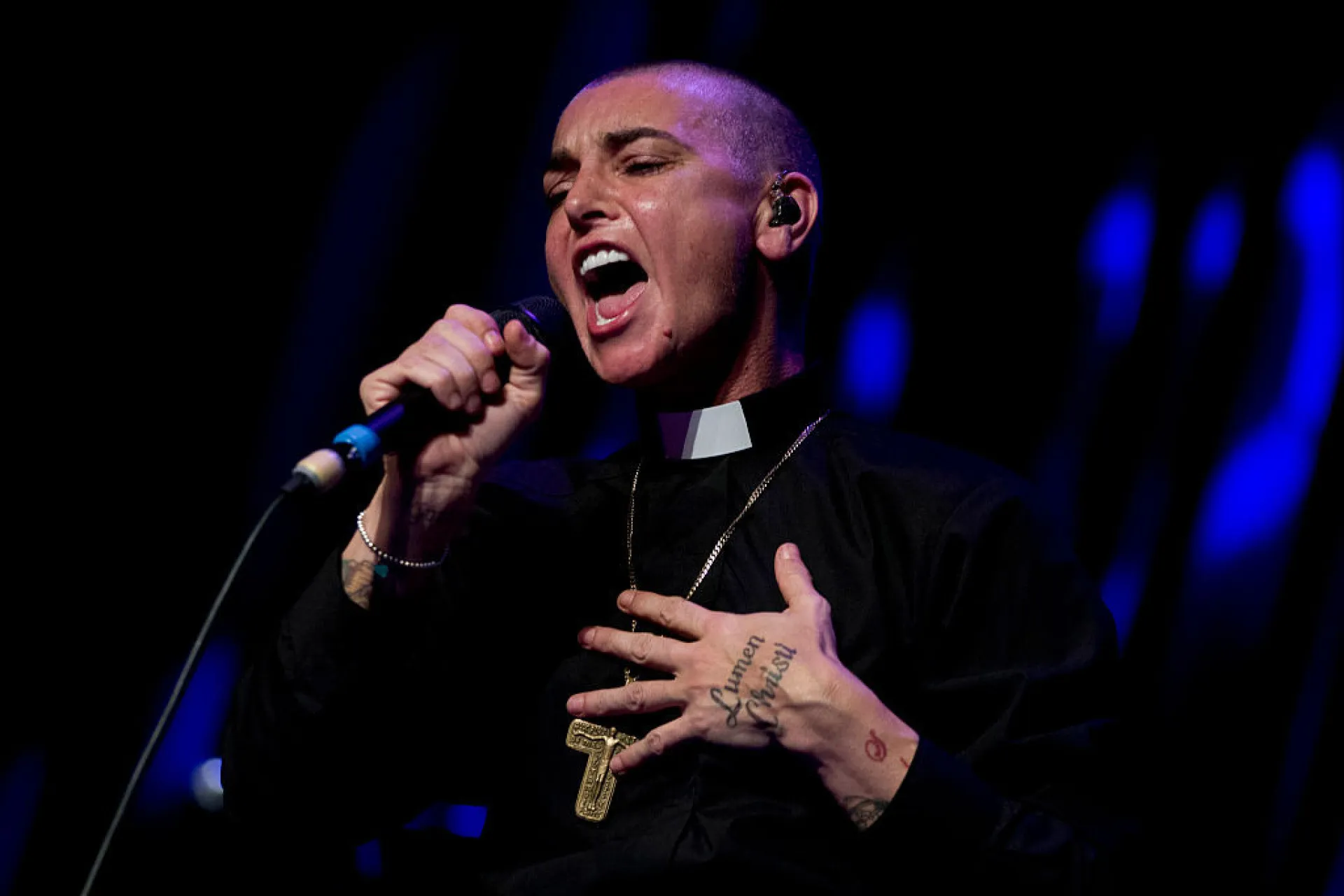 Sinéad O'Connor com um visual diferente, de cabelos mais longos.