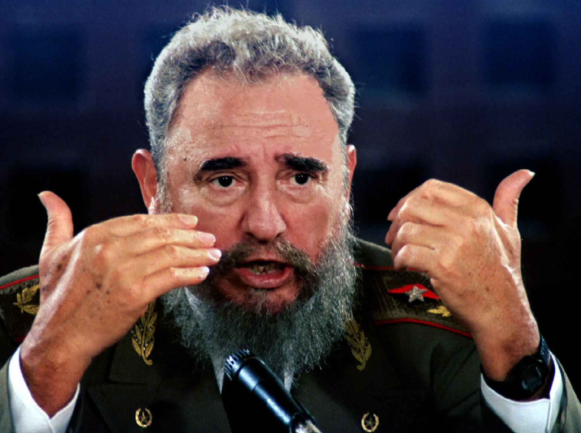 Fidel Castro em um momento de reflexão, olhando para o lado.
