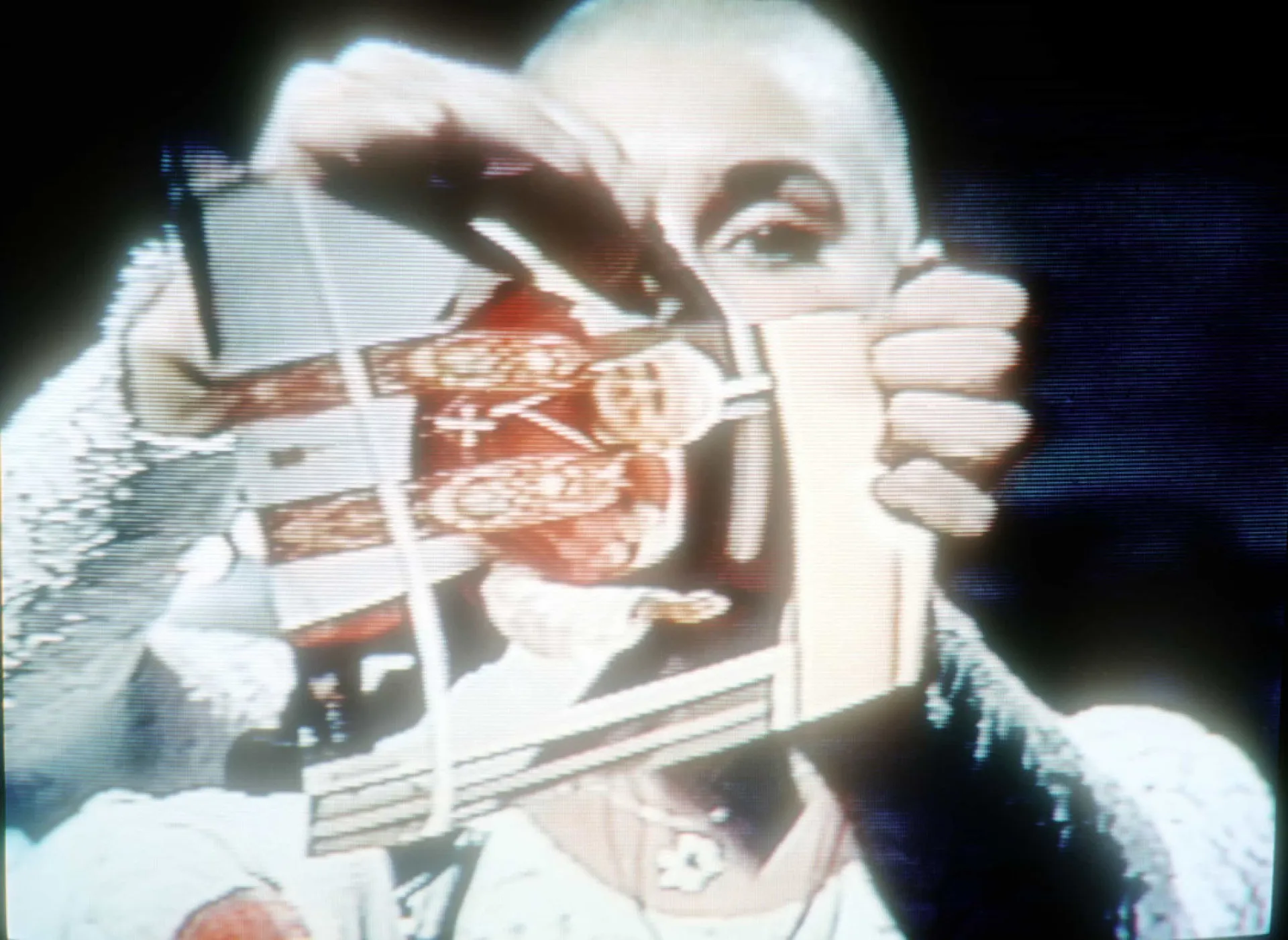 A cantora Sinéad O'Connor olhando intensamente para a câmera.