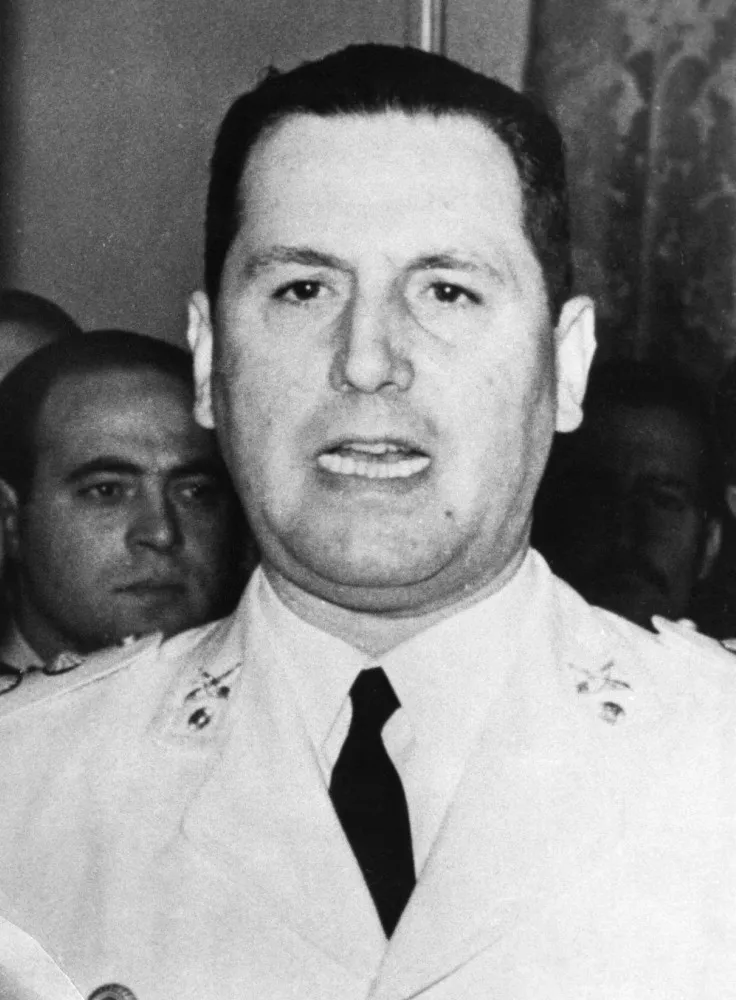 Juan Perón discursando de uma sacada, um gesto característico de sua liderança populista.