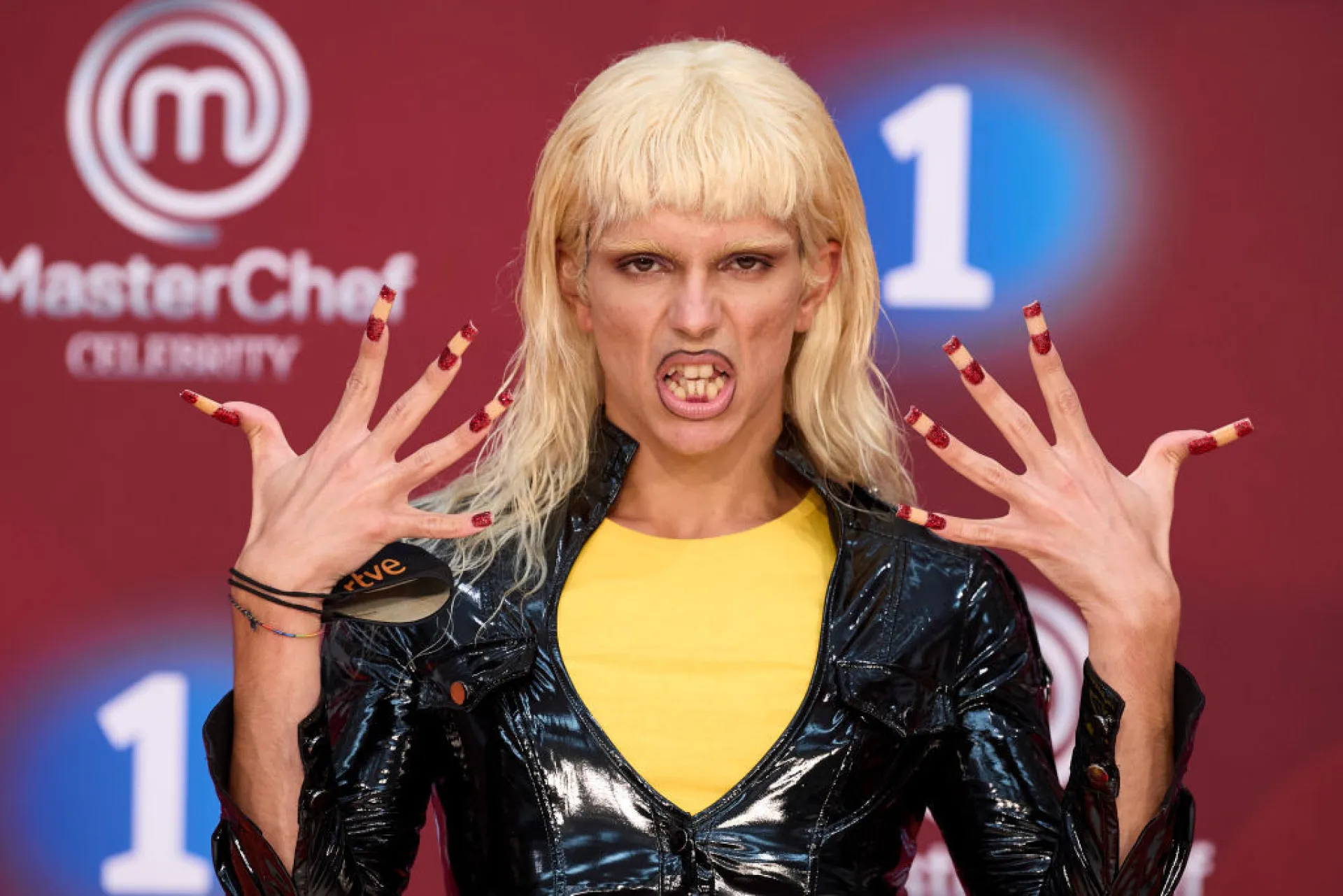 Samantha Hudson com um look ousado, característico de seu estilo performático.