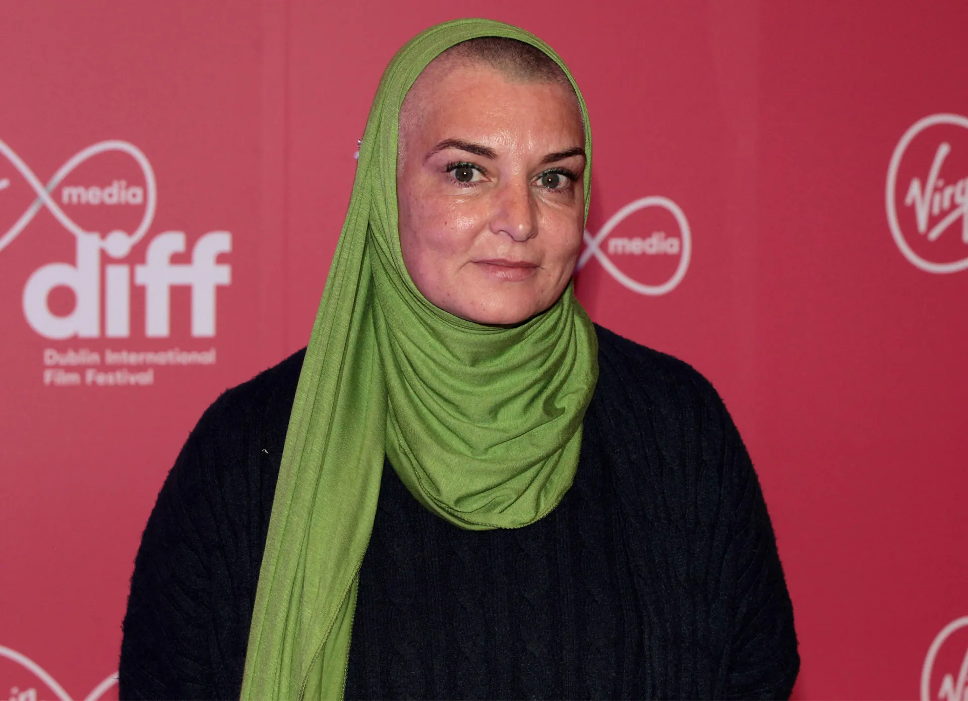 Sinéad O'Connor vestida com trajes de sacerdote, após sua polêmica ordenação.