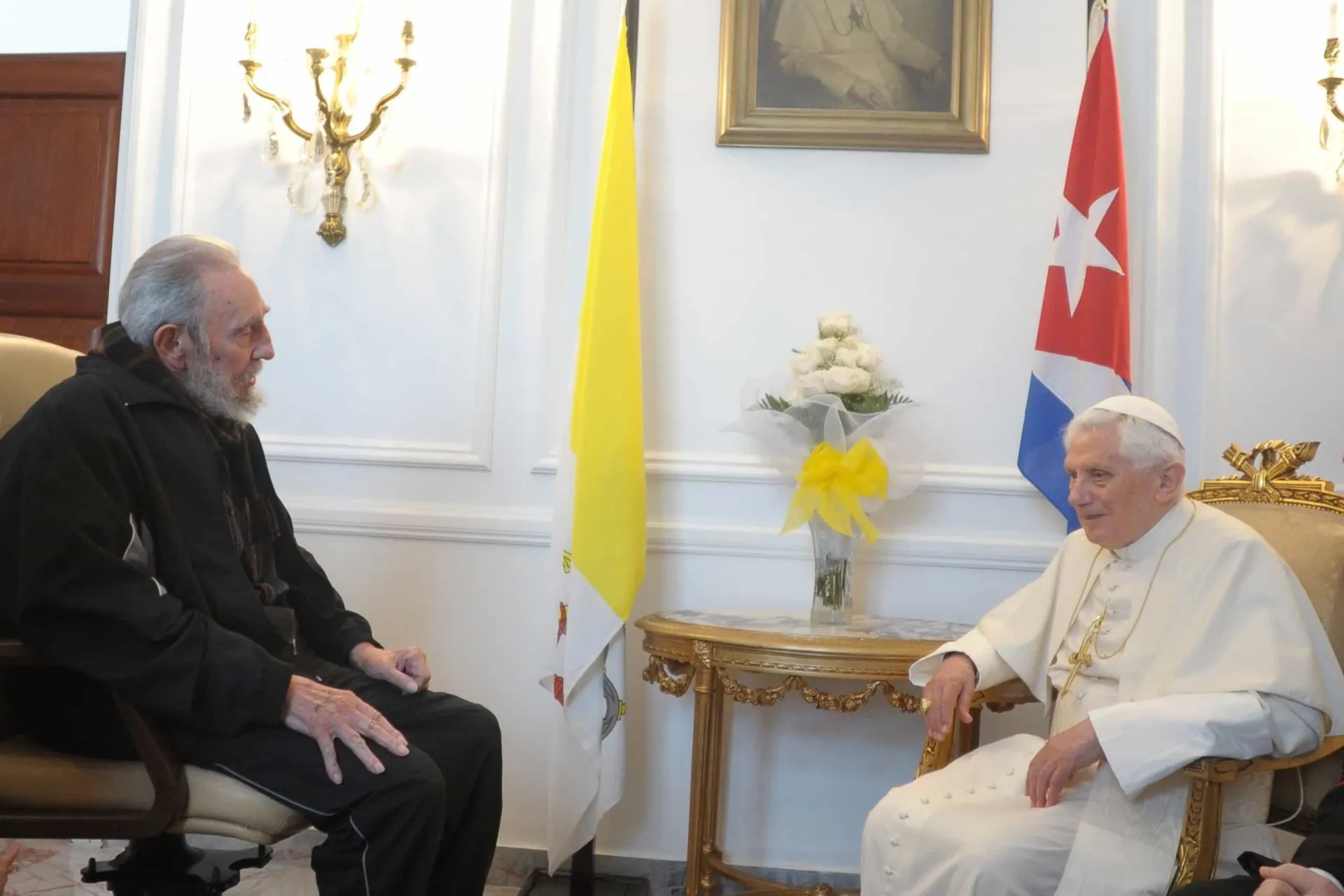 Fidel Castro encontrando-se com o Papa Francisco em um momento histórico.