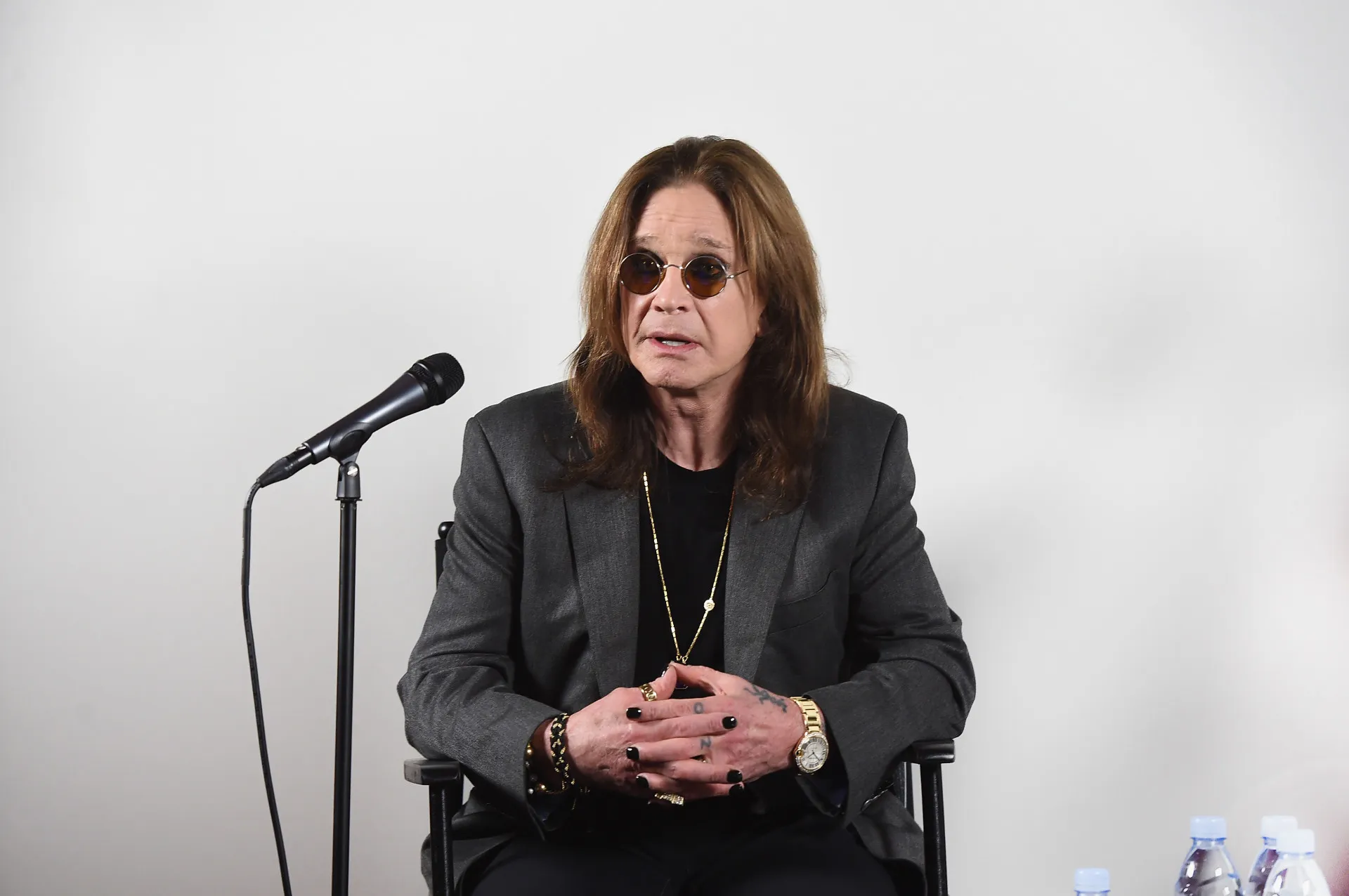 O Príncipe das Trevas, Ozzy Osbourne, no palco fazendo um de seus gestos característicos.