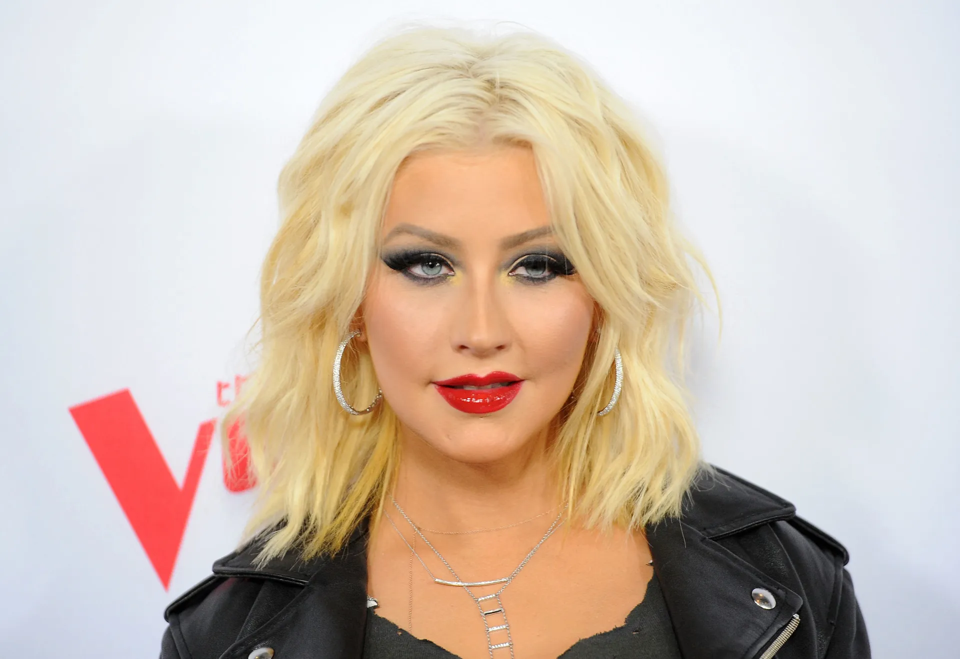 A cantora Christina Aguilera com seu visual marcante em uma performance.