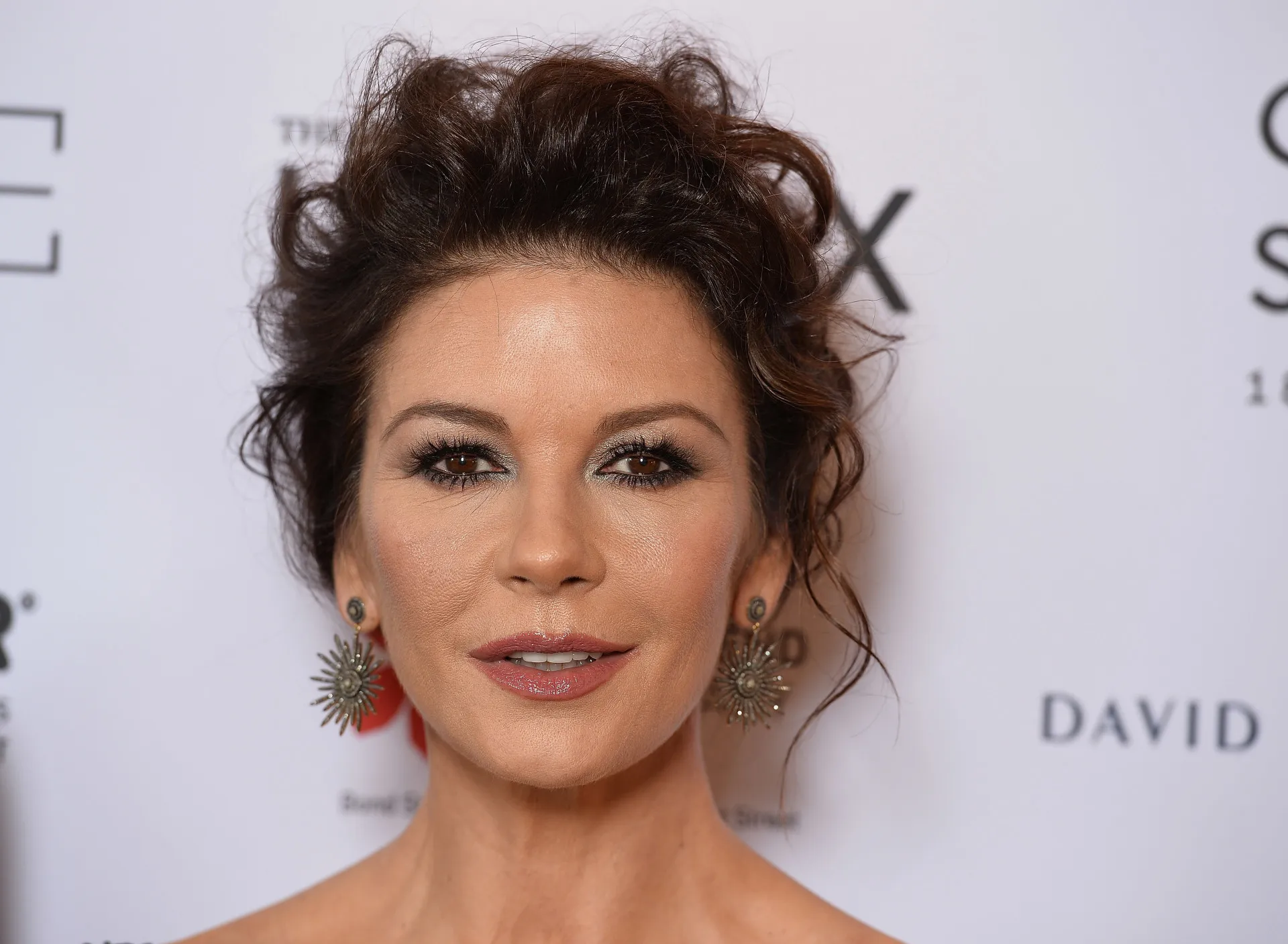 A elegante atriz galesa Catherine Zeta-Jones em um tapete vermelho.