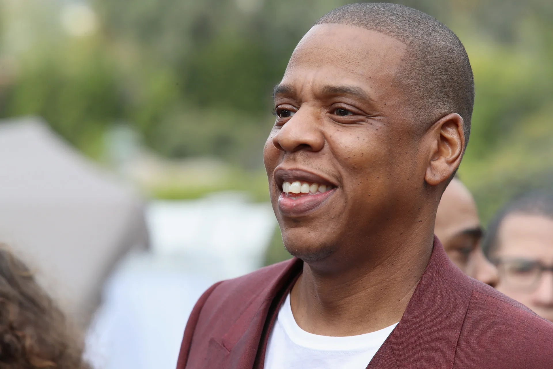 O rapper e bilionário Jay-Z em um evento, com um ar de magnata dos negócios.