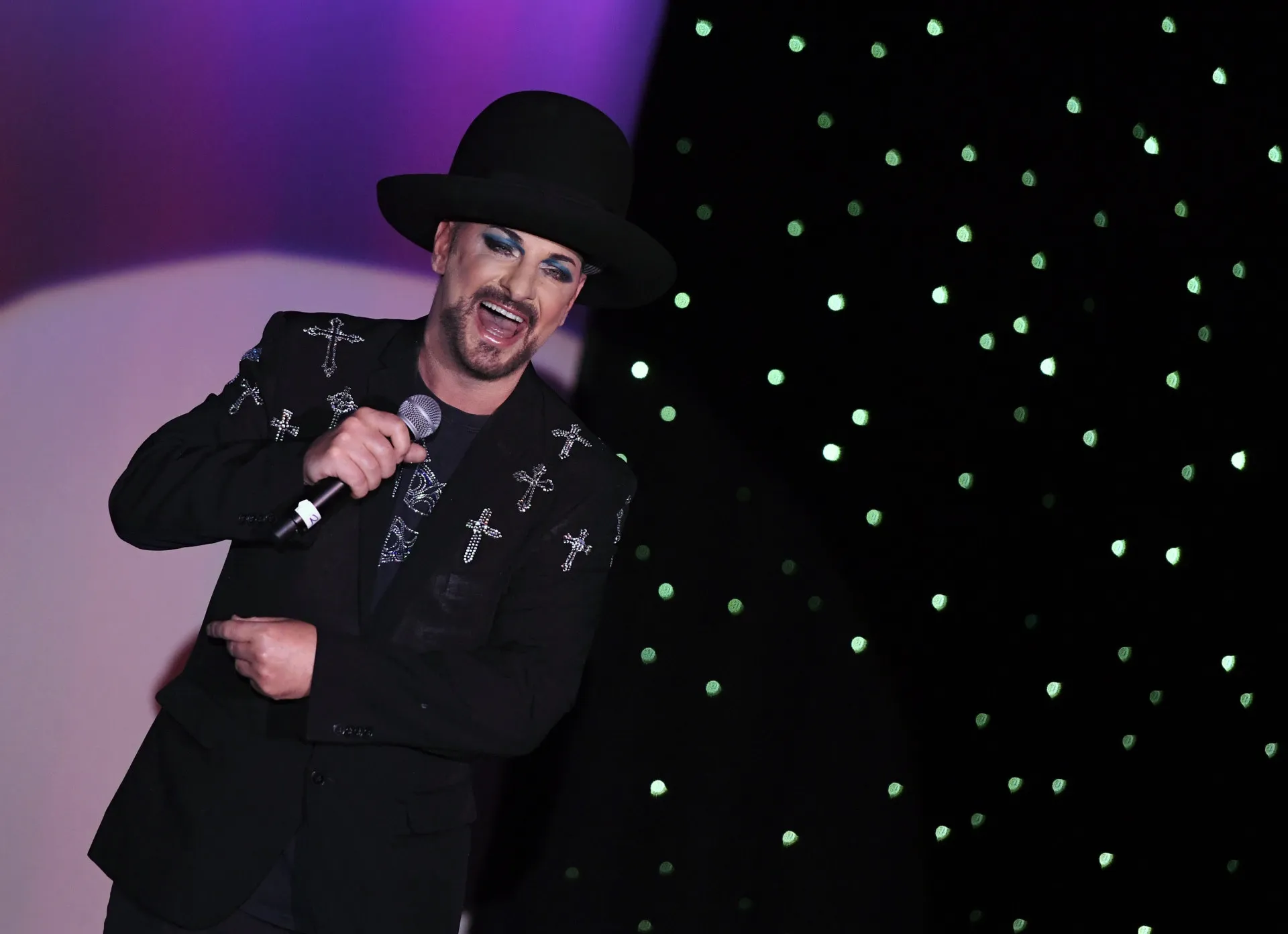 O cantor Boy George com seu visual andrógino e maquiagem marcante dos anos 80.