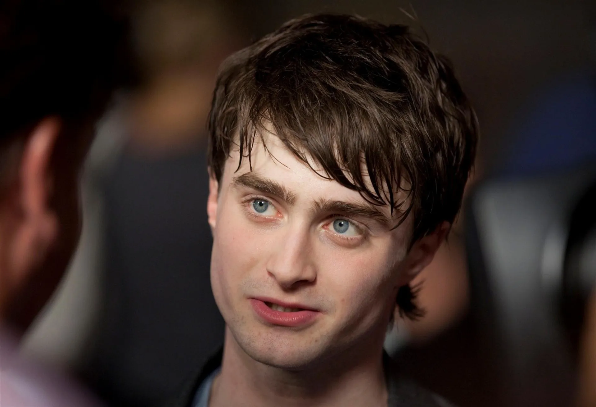 Daniel Radcliffe, o eterno Harry Potter, em uma pose mais madura.