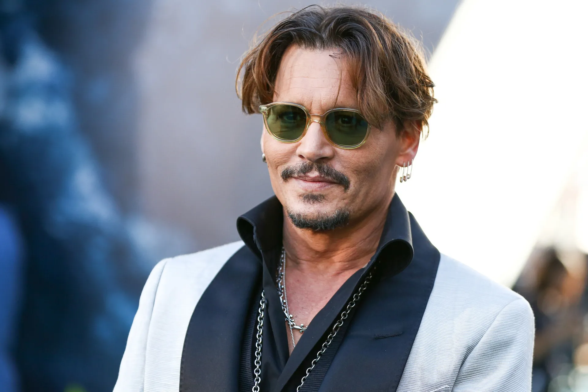 Johnny Depp com seu estilo único e boêmio.